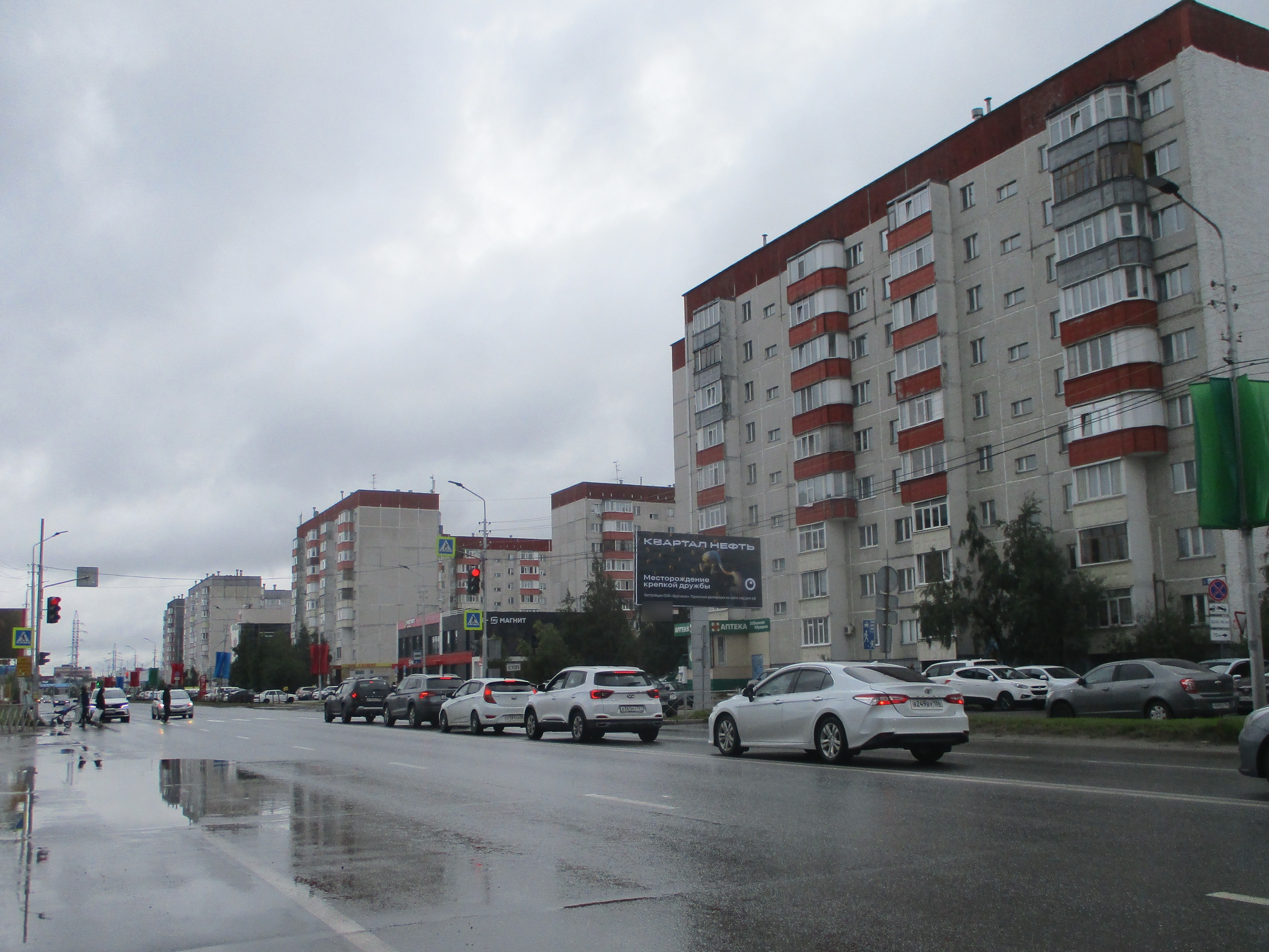 Фотография рекламного носителя, тип: Билборд 3x6, адрес: Игоря Киртбая ул., д.17, Сургут, Ханты-Мансийский автономный округ – Югра, Россия. Сторона А №936980