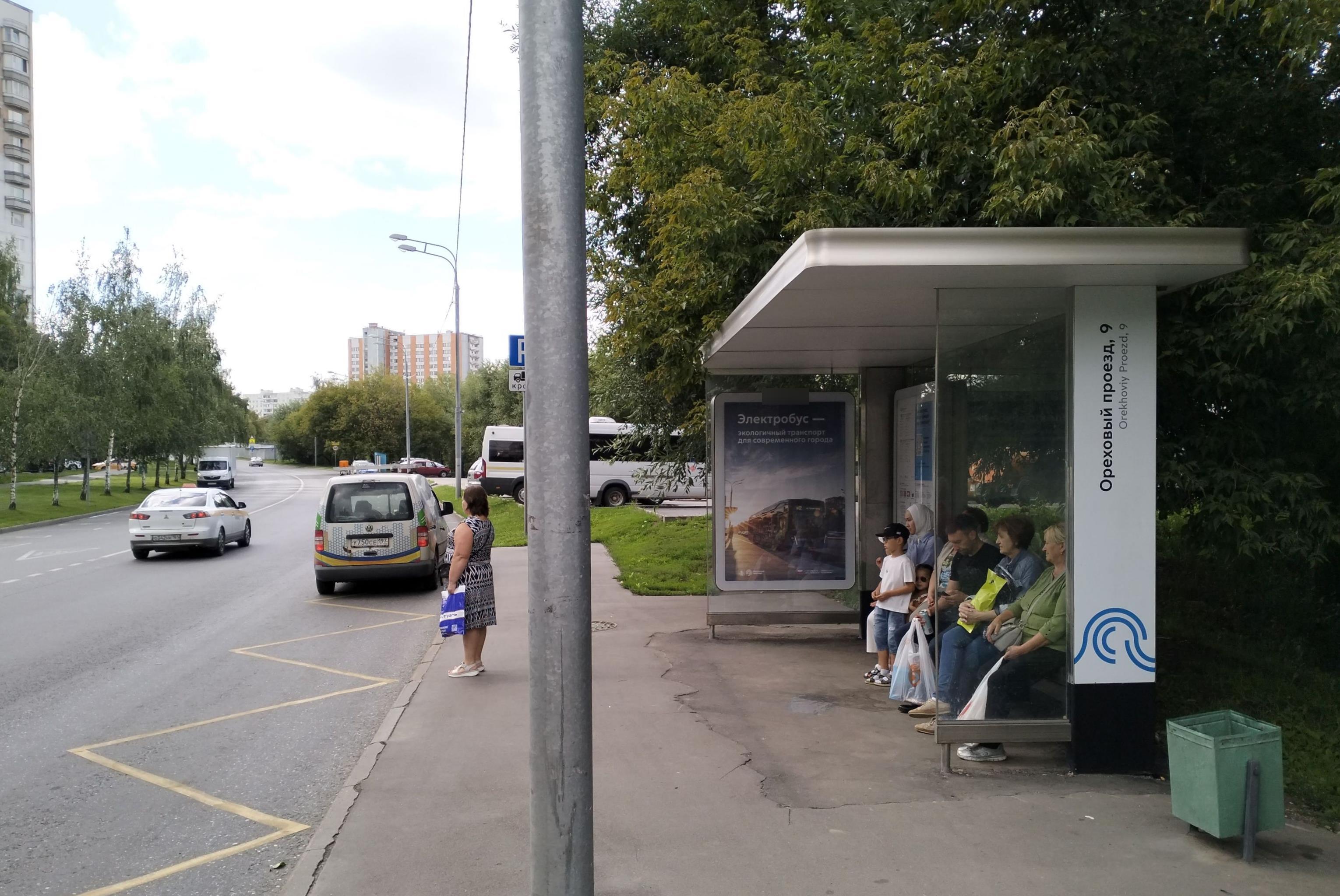 Фотография рекламного носителя, тип: Остановка 1.8x1.2, адрес: Ореховый пр-зд., ост. "Ореховый проезд, 9", Москва, Россия. Сторона А №1023093