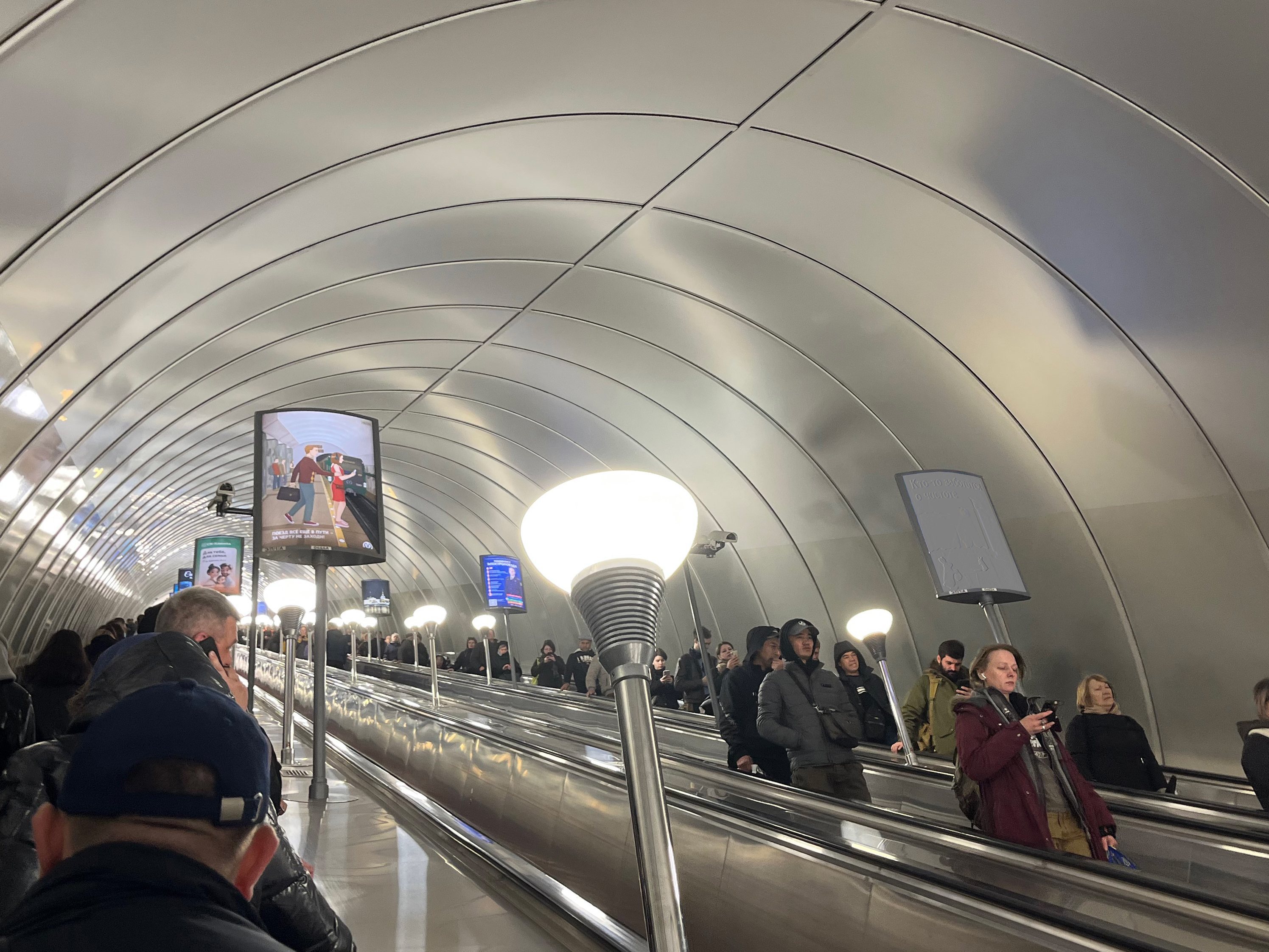 Фотография рекламного носителя, тип: Лайтбокс, адрес: Станция метро «Ладожская», линия Правобережная, Санкт-Петербург, Россия. Сторона/вариант А №1371490