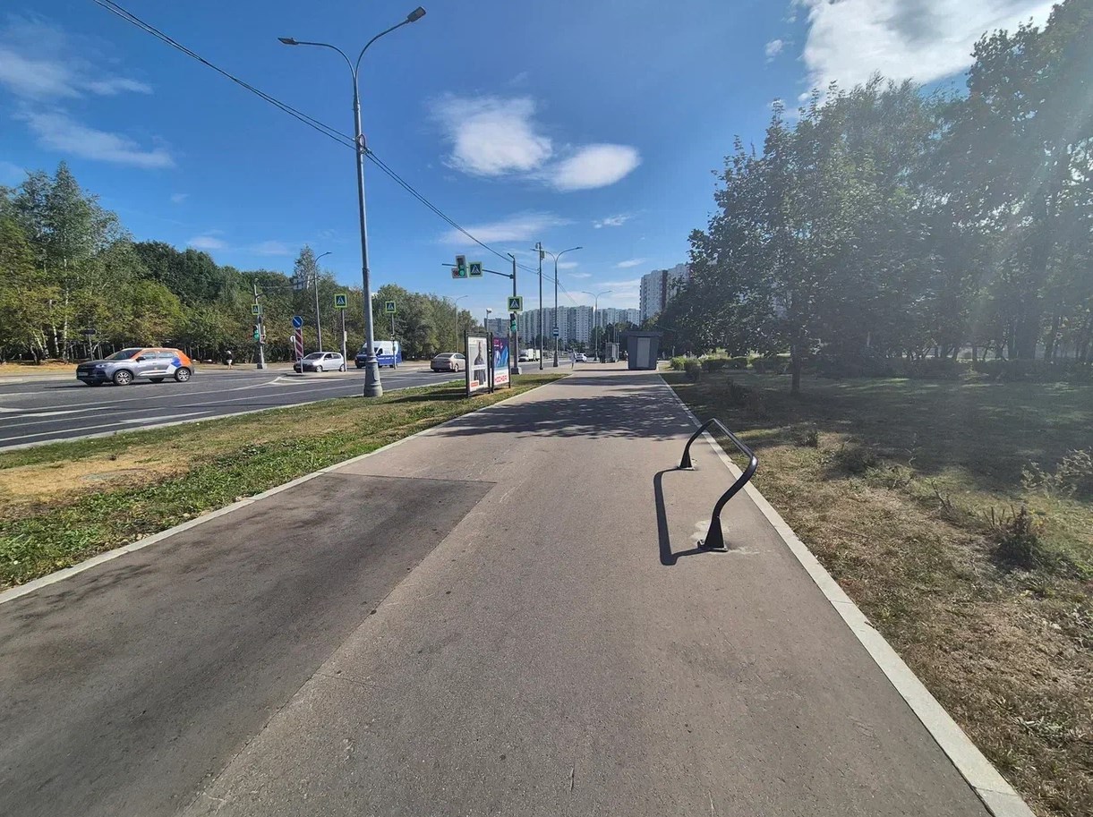 Фотография рекламного носителя, тип: Афиша 1.75x1.8, адрес: Новоясеневский пр-т., д.12, стенд 1, Москва, Россия. Сторона B №865855