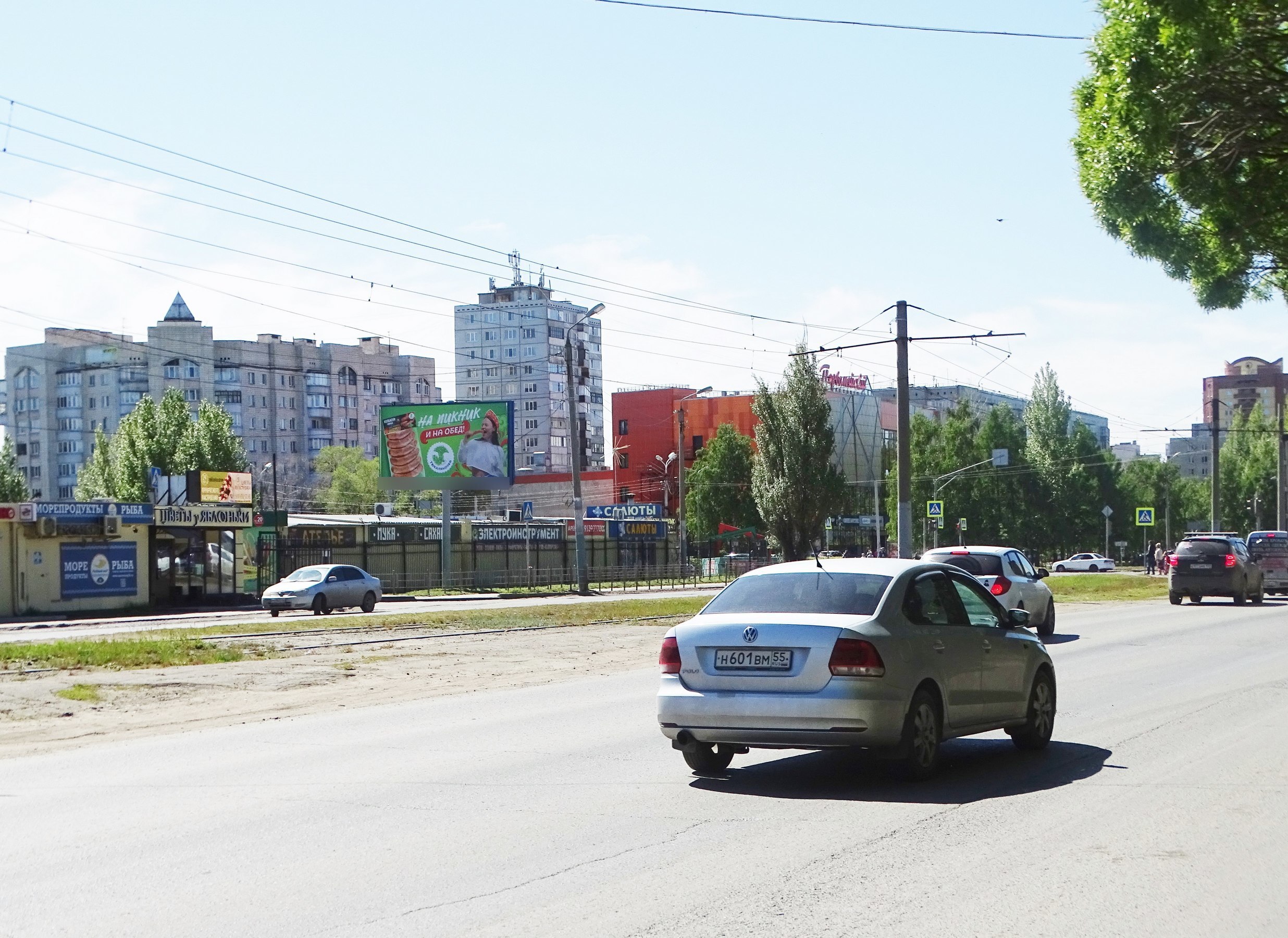 Фотография рекламного носителя, тип: Билборд 3x6, адрес: Заозерная ул. Х Менделеева пр-т., Омск, Омская область, Россия. Сторона Б №125000