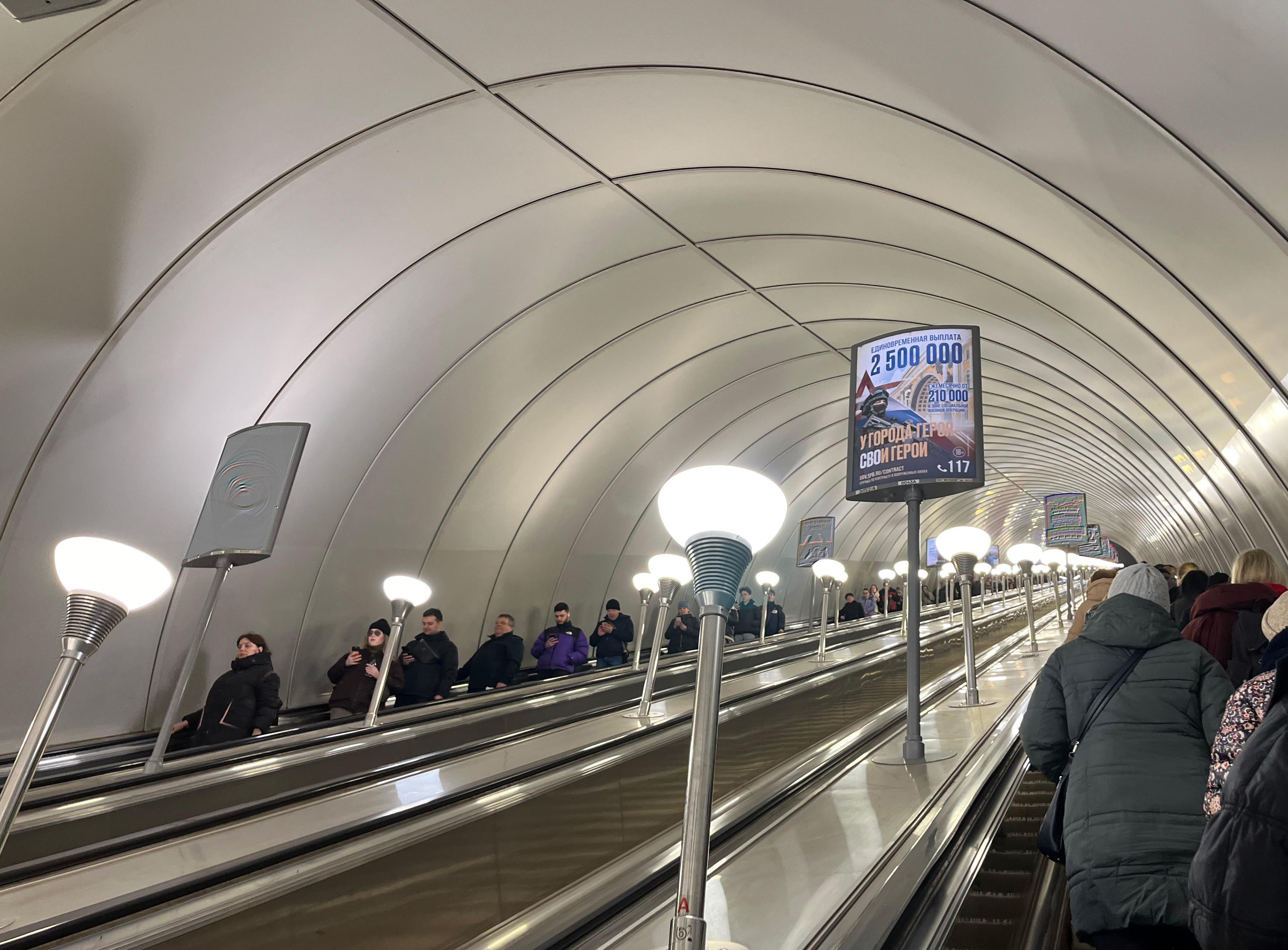 Фотография рекламного носителя, тип: Лайтбокс, адрес: Станция метро «Академическая», линия Кировско-Выборгская, Санкт-Петербург, Россия. Сторона/вариант А №1605874
