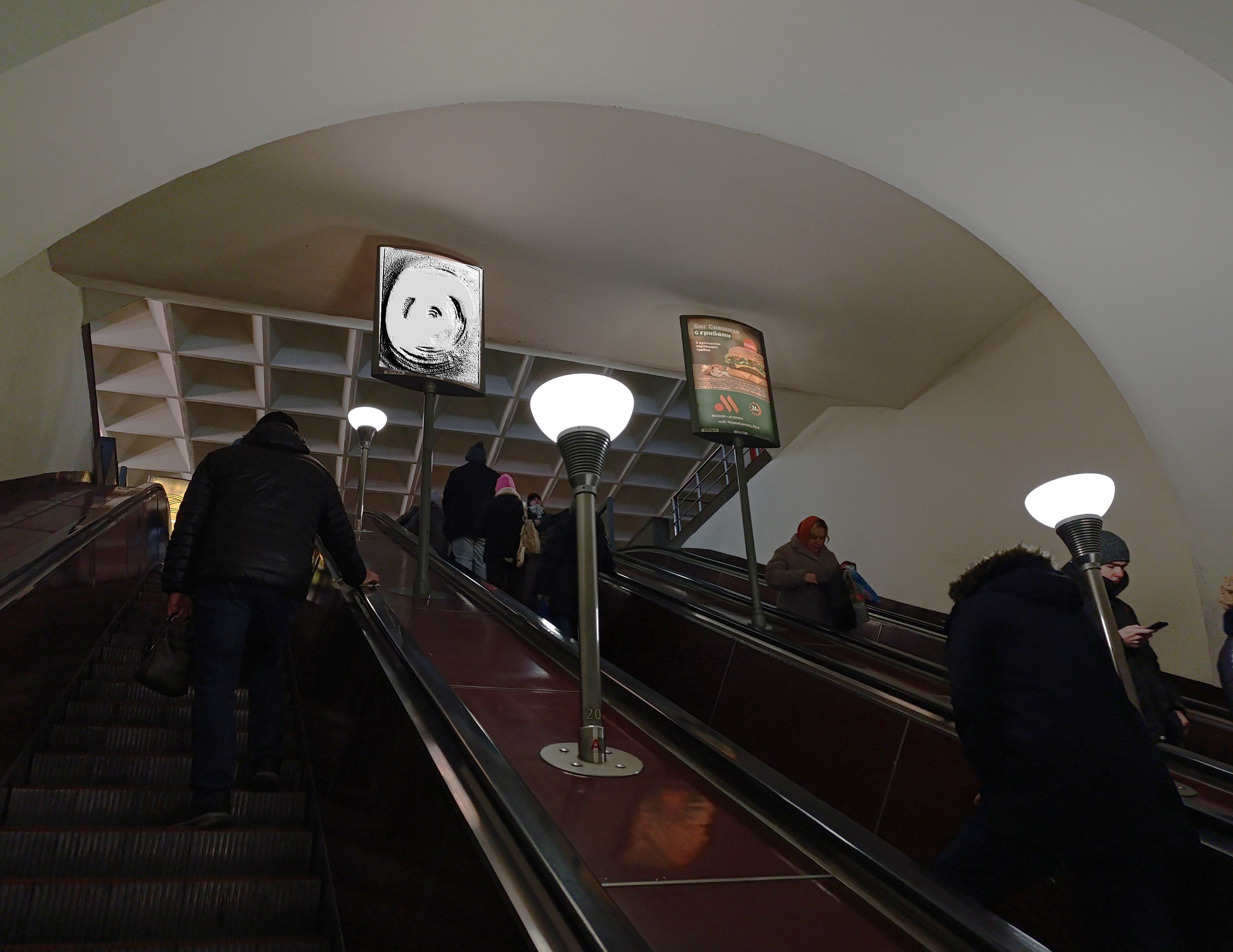 Фотография рекламного носителя, тип: Лайтбокс, адрес: Станция метро «Черная речка», линия Московско-Петроградская, Санкт-Петербург, Россия. Сторона/вариант А №1606289