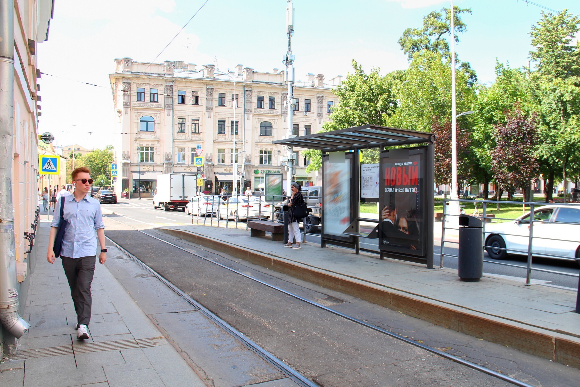 Фотография рекламного носителя, тип: Остановка 1.8x1.2, адрес: Покровский б-р., д.1, Москва, Россия. Сторона Б1 №582935