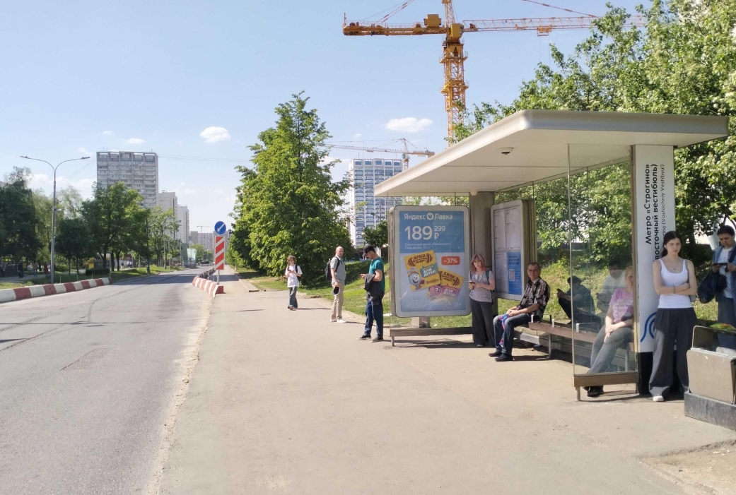 Фотография рекламного носителя, тип: Остановка 1.8x1.2, адрес: Строгинский б-р., д.21, Москва, Россия. Сторона А №934188