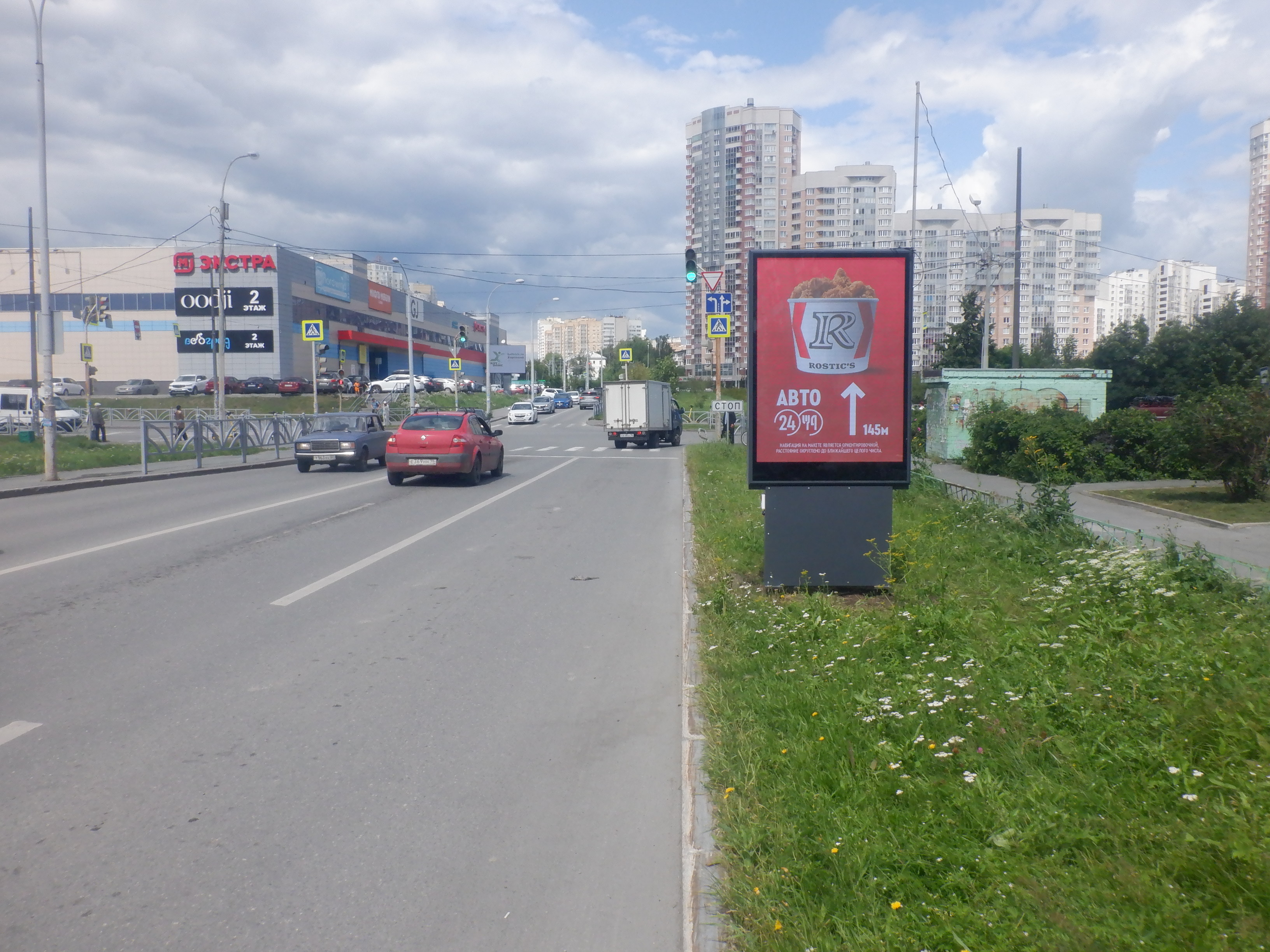 Фотография рекламного носителя, тип: Ситиформат 1.8x1.2, адрес: Самоцветный б-р., X Академика Шварца ул., д.4, Екатеринбург, Свердловская область, Россия. Сторона A1-A12 №1047201