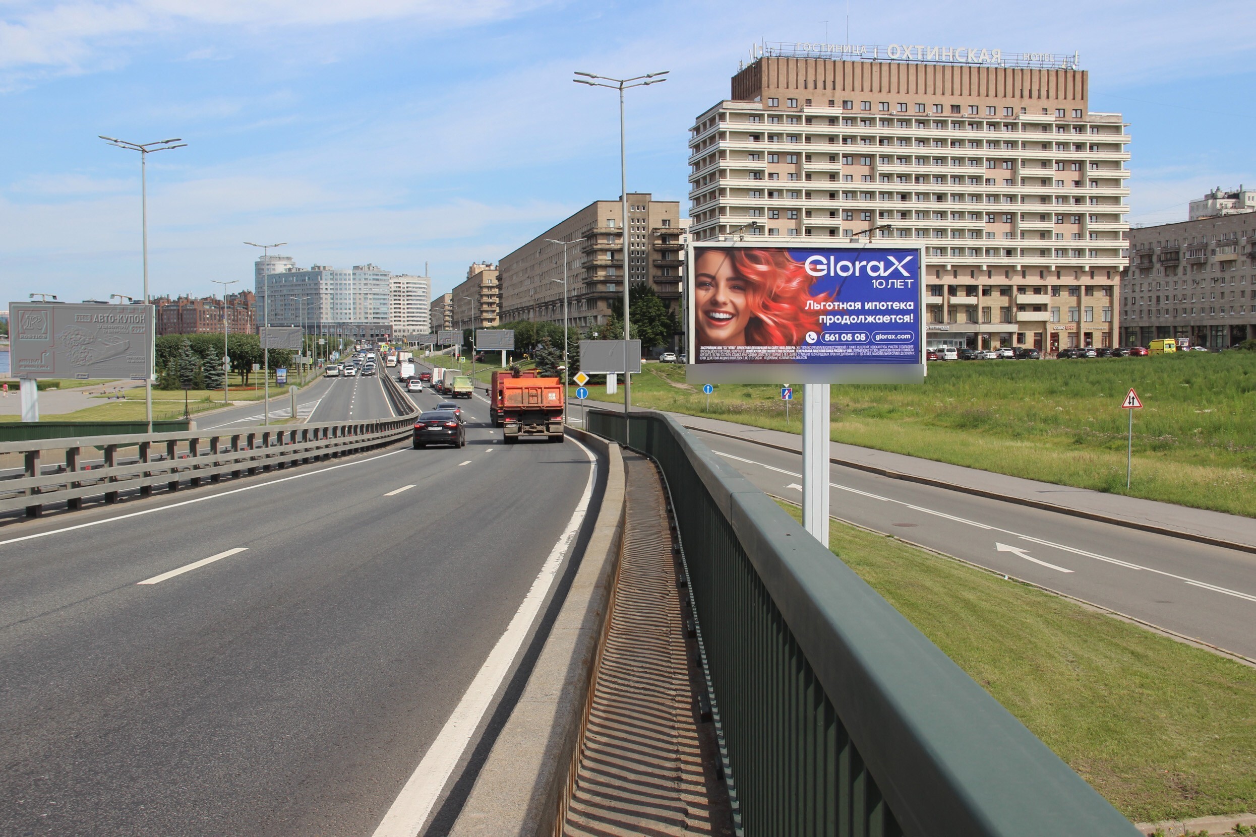 Фотография рекламного носителя, тип: Билборд 3x6, адрес: Свердловская наб., мост через р. Охта, поз.2, Санкт-Петербург, Россия. Сторона А №105680