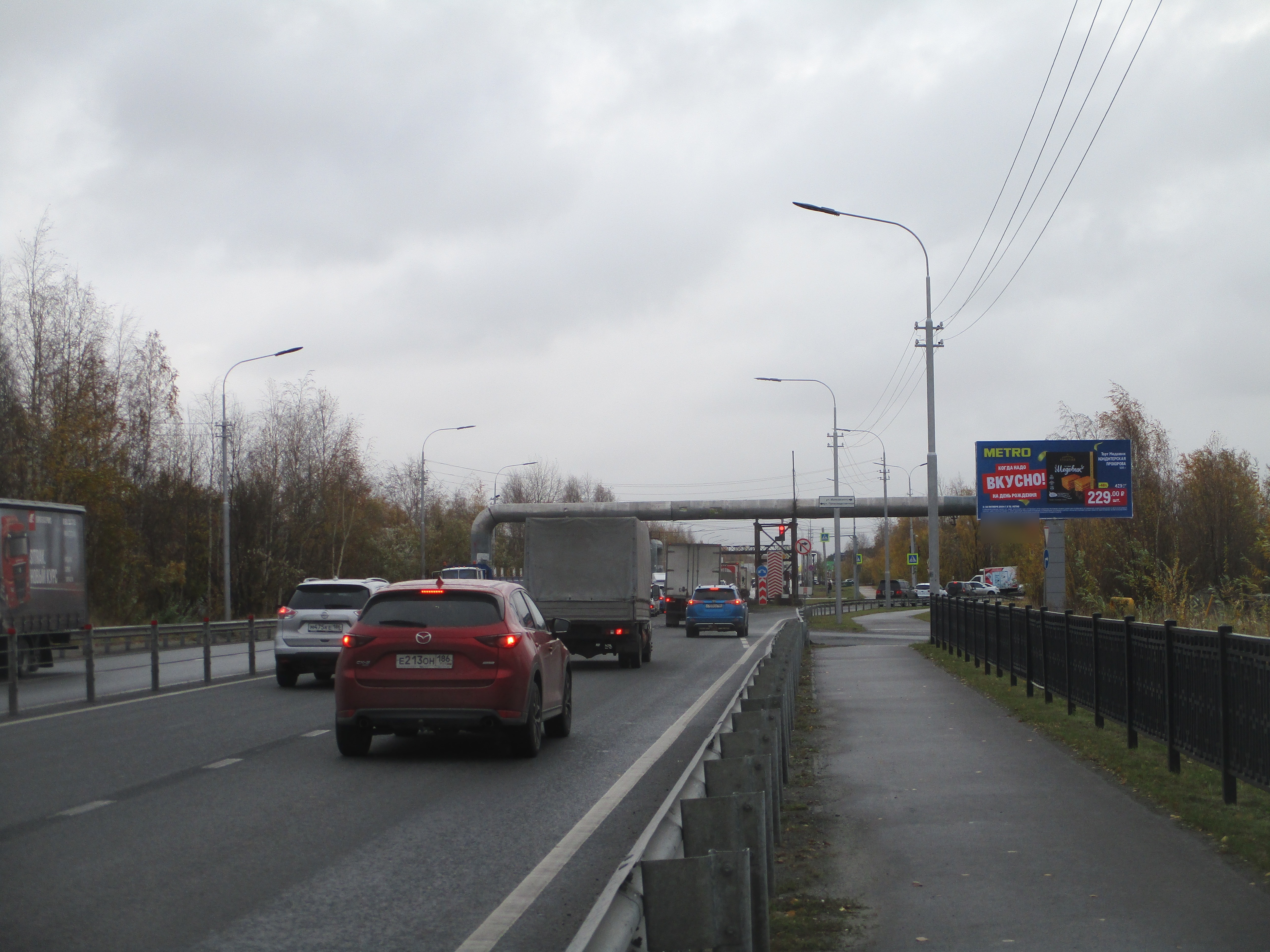 Фотография рекламного носителя, тип: Билборд 3x6, адрес: Нефтеюганское ш., н-в ТЦ Гулливер, Сургут, Ханты-Мансийский автономный округ – Югра, Россия. Сторона А №696207