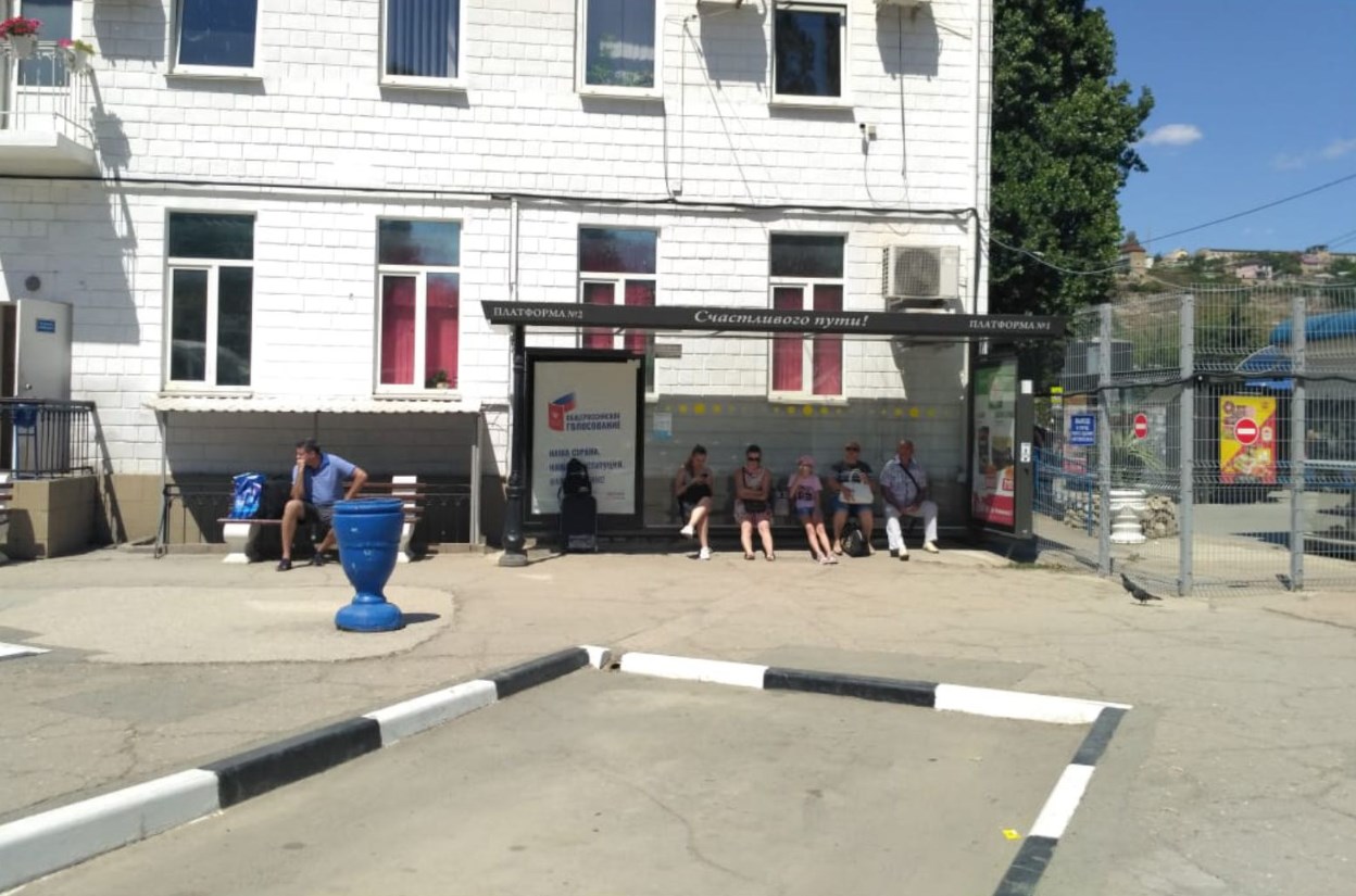 Фотография рекламного носителя, тип: Остановка 1.8x1.2, адрес: Вокзальная ул., д.11, поз.2, Севастополь, Россия. Сторона А6 №1376447