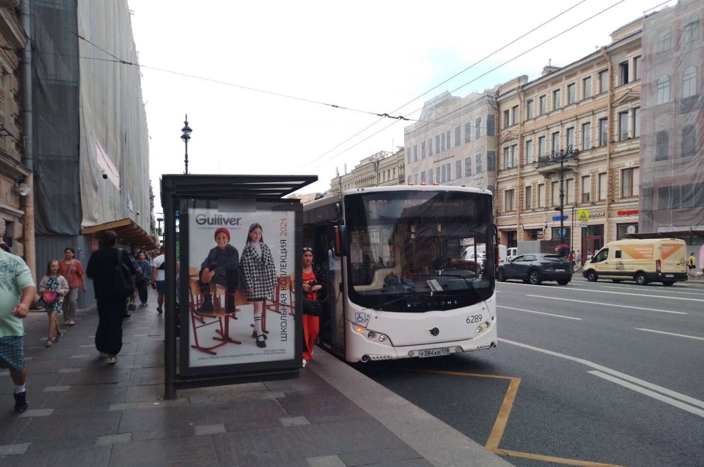 Фотография рекламного носителя, тип: Остановка 1.8x1.2, адрес: Невский пр-т., д.77, поз.2, Санкт-Петербург, Россия. Сторона Б №140258