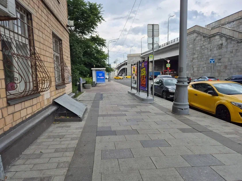 Фотография рекламного носителя, тип: Афиша 1.75x1.8, адрес: Нижняя Краснохолмская ул., д.77, корп.2, стенд 2, Москва, Россия. Сторона B №1381922