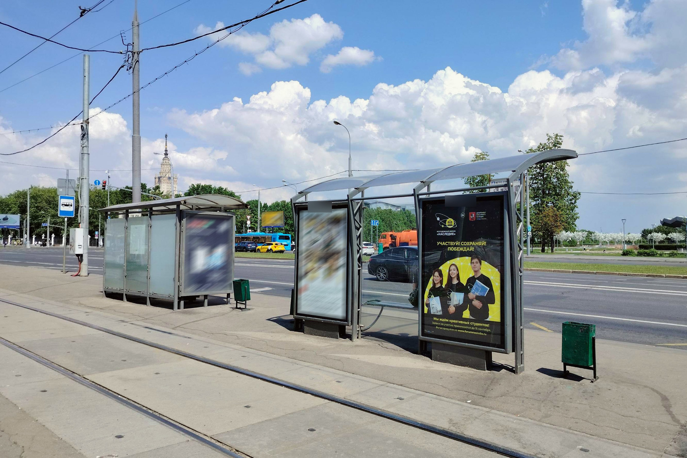 Фотография рекламного носителя, тип: Остановка 1.8x1.2, адрес: Ломоносовский пр-т., ост. м. Университет, поз.2, Москва, Россия. Сторона Б2 №334144