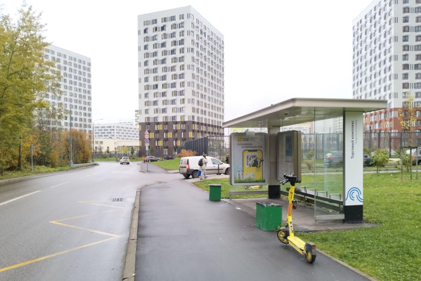 Фотография рекламного носителя, тип: Остановка 1.8x1.2, адрес: Без названия пр-зд., ост. "Торговый комплекс", поз.2, Зеленоград, Москва, Россия. Сторона А №1022602