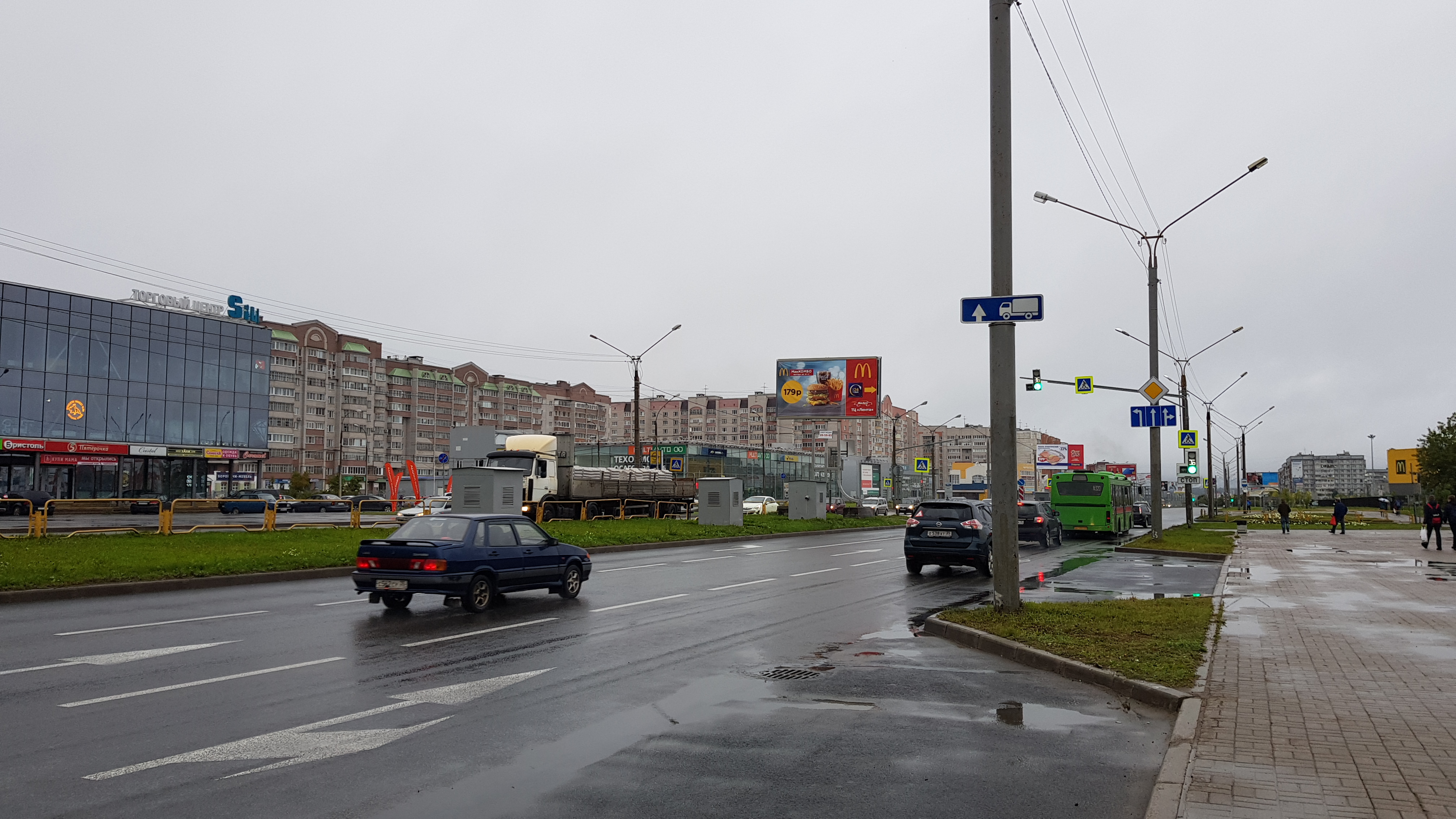 Фотография рекламного носителя, тип: Нестандартный билборд, адрес: Октябрьский пр-т. Х Годовикова ул., Череповец, Вологодская область, Россия. Сторона 2А1-2А3 №462076