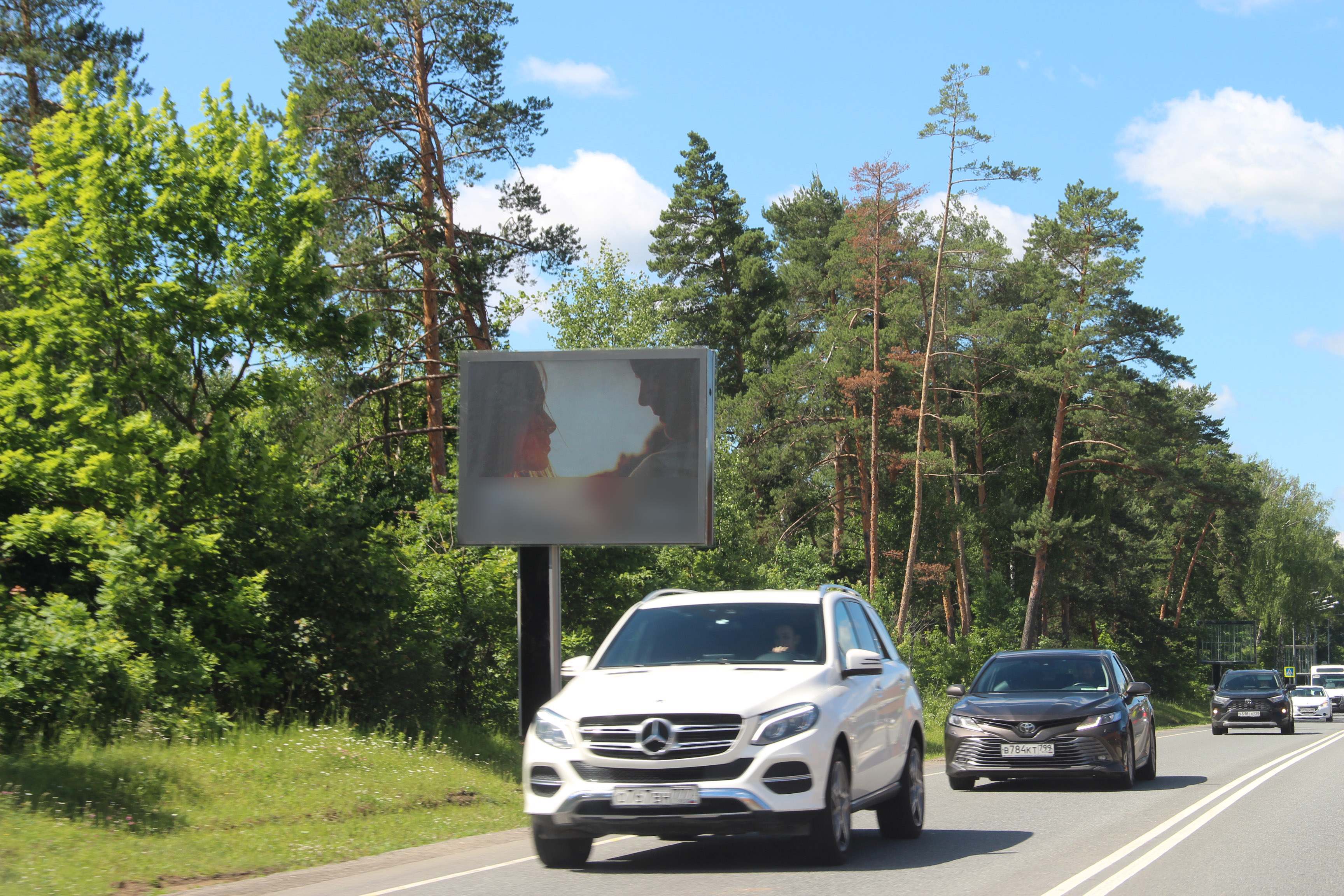 Фотография рекламного носителя, тип: Ситиборд 2.7x3.7, адрес: Рублево-Успенское ш., 8 098м, слева, Московская область, Россия. Сторона Б1 №1367746