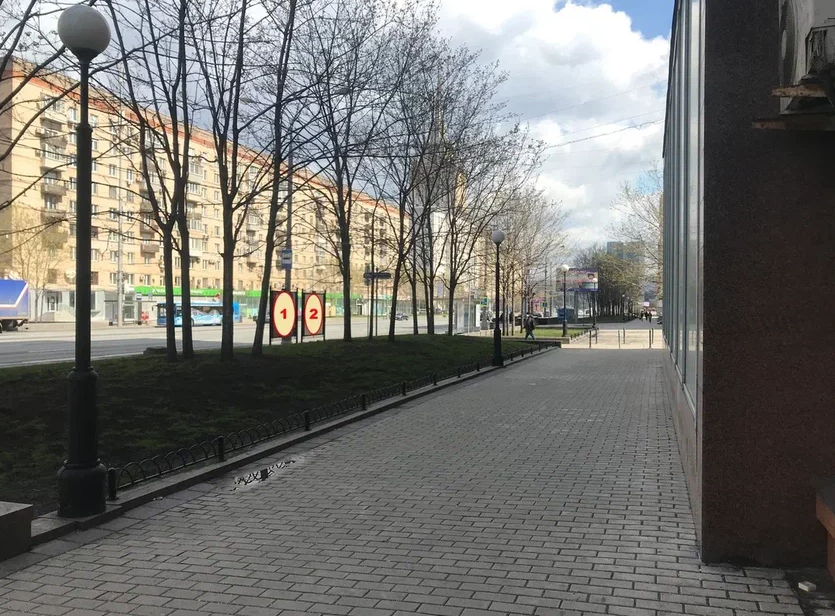 Фотография рекламного носителя, тип: Афиша 1.75x1.8, адрес: Кутузовский пр-т., д.9, стенд 2, Москва, Россия. Сторона B №886894