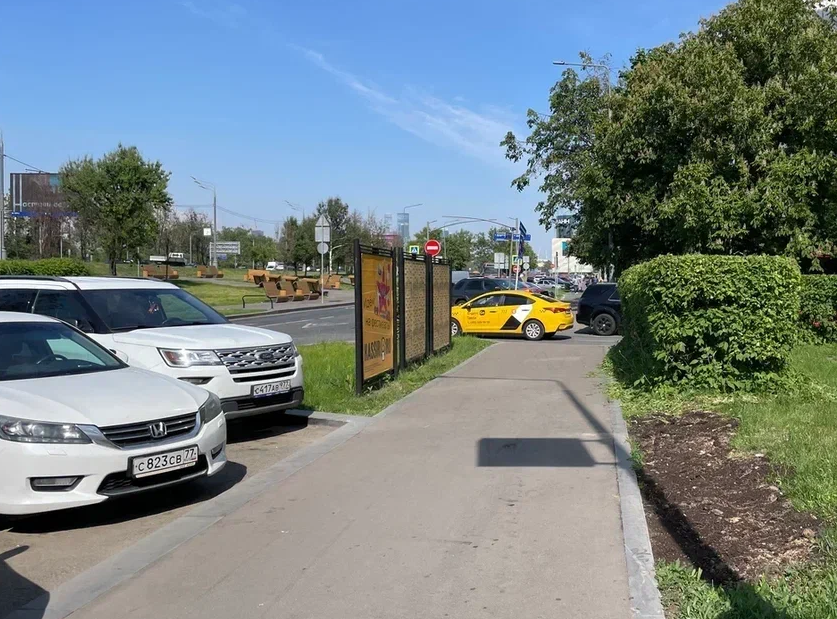 Фотография рекламного носителя, тип: Афиша 1.75x1.8, адрес: Славянский б-р., д.9, корп.1, поз.2, стенд 1, Москва, Россия. Сторона B №866075