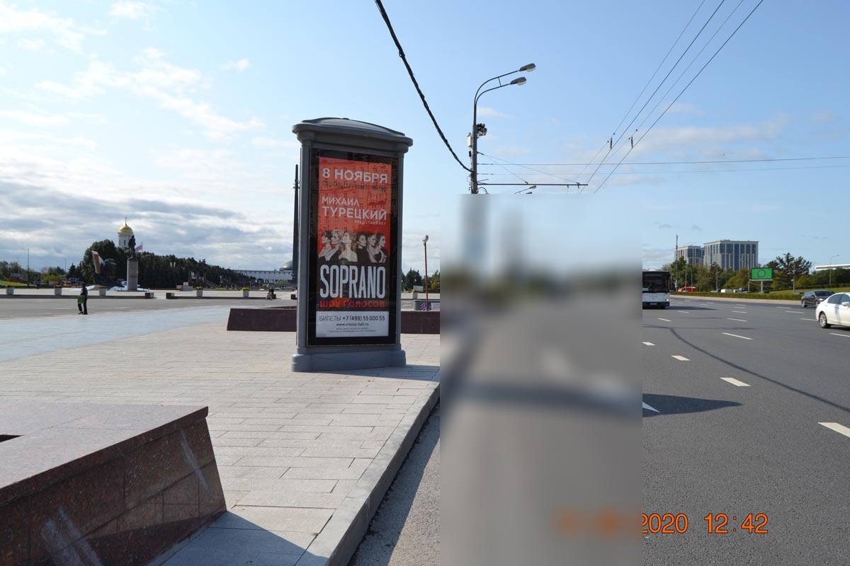 Фотография рекламного носителя, тип: Пиллар 3x1.4, адрес: Кутузовский пр-т. Х Победы пл., д.2, корп.2, Москва, Россия. Сторона B1-B3 №262269