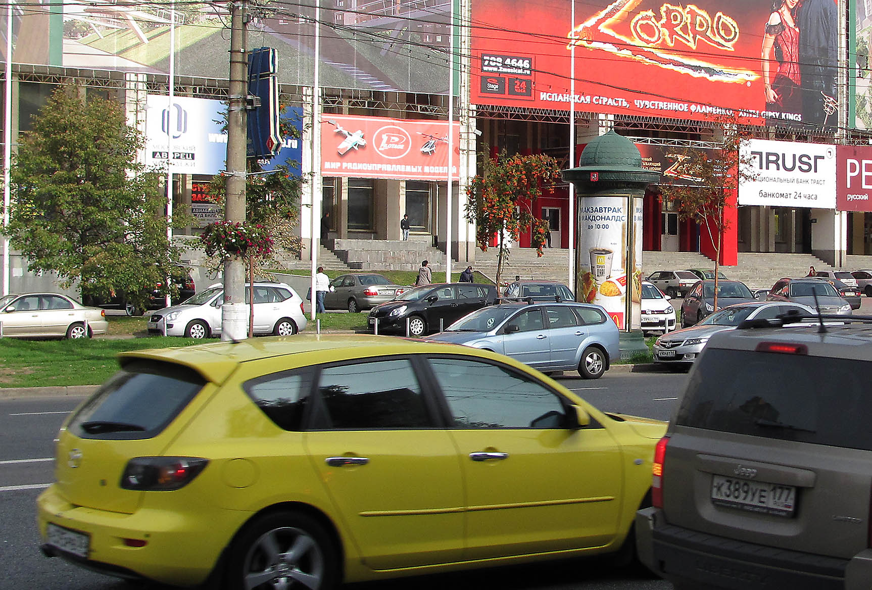 Фотография рекламного носителя, тип: Пиллар 3x1.4, адрес: Комсомольский пр-т., д.28, Москва, Россия. Сторона B №11899
