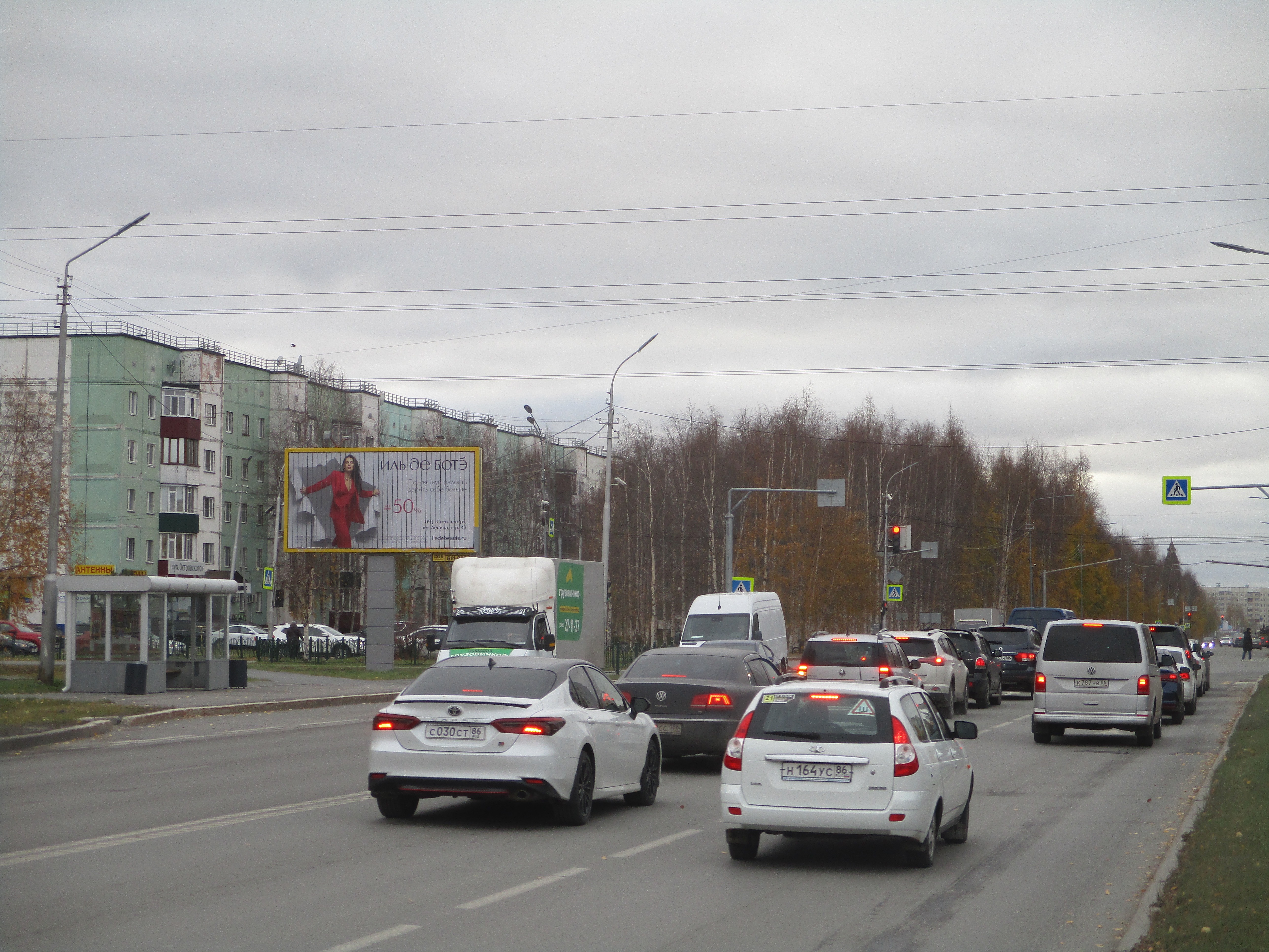 Фотография рекламного носителя, тип: Билборд 3x6, адрес: Островского ул., д.27, Сургут, Ханты-Мансийский автономный округ – Югра, Россия. Сторона Б1-Б3 №696225
