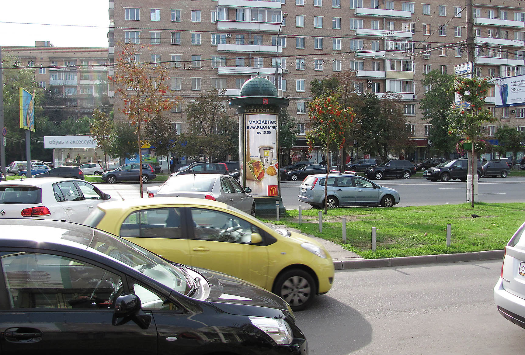 Фотография рекламного носителя, тип: Пиллар 3x1.4, адрес: Комсомольский пр-т., д.28, Москва, Россия. Сторона C №11903