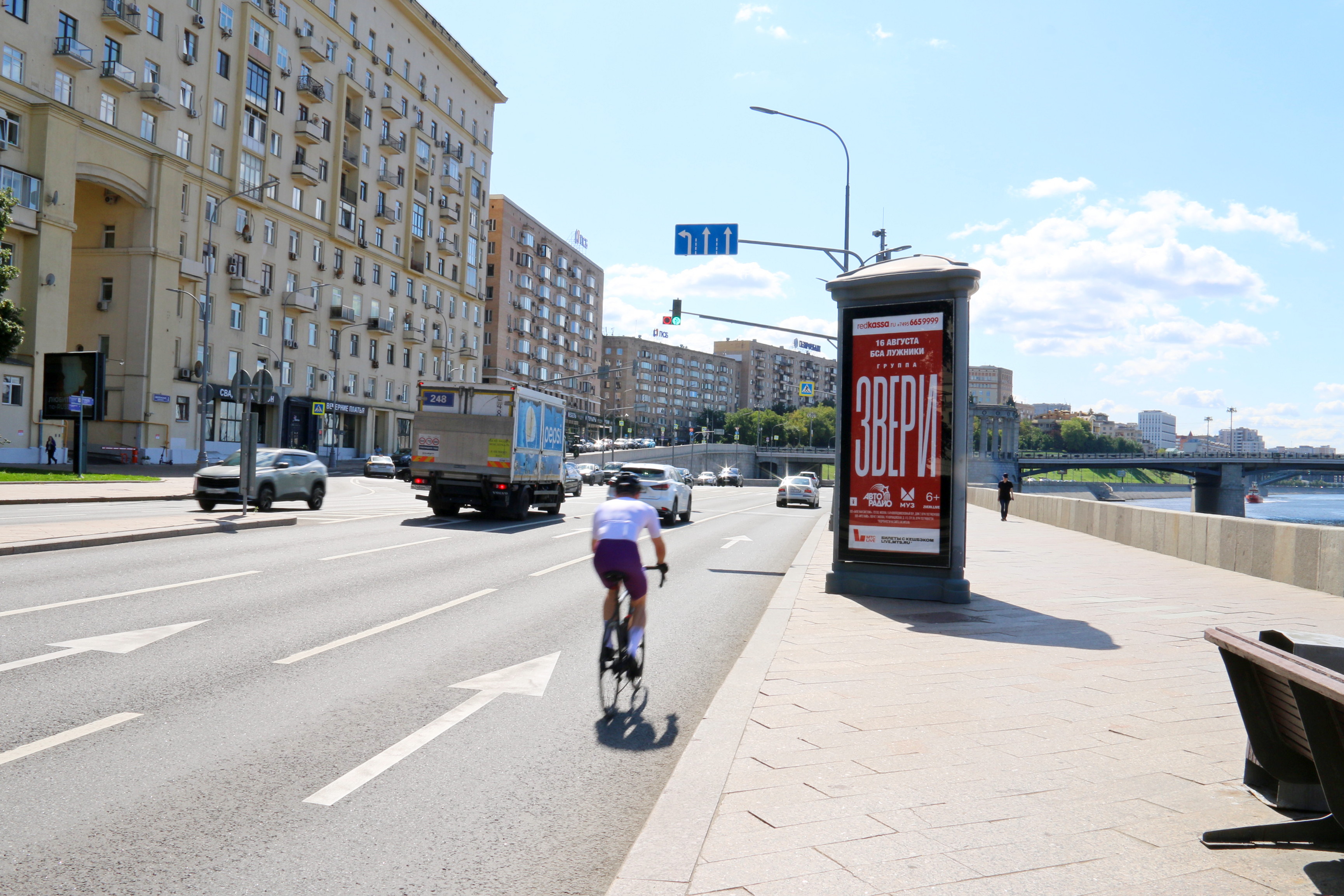 Фотография рекламного носителя, тип: Пиллар 3x1.4, адрес: Смоленская наб., д.2а, Москва, Россия. Сторона A1-A3 №262418