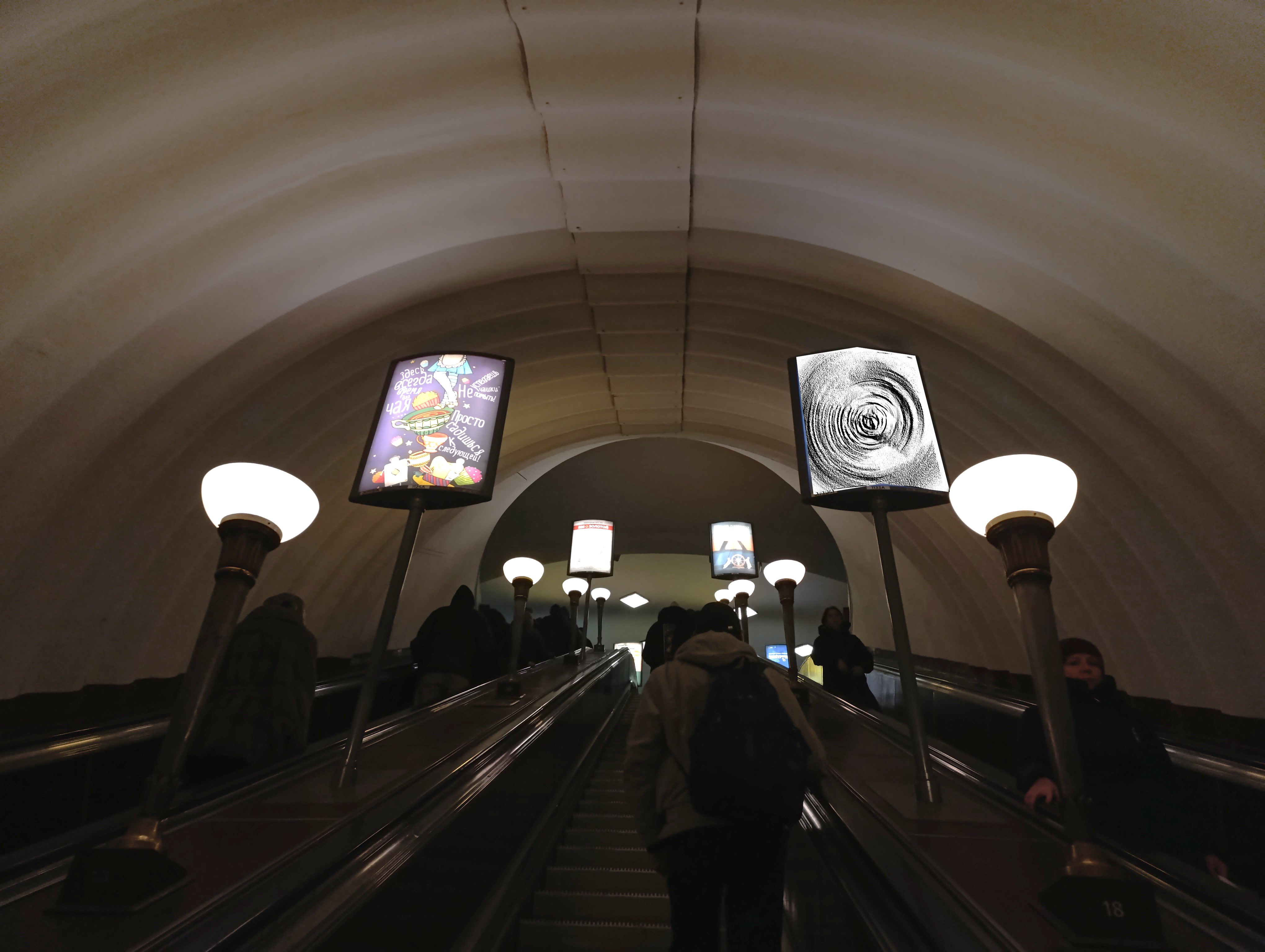 Фотография рекламного носителя, тип: Лайтбокс, адрес: Станция метро «Сенная площадь», линия Московско-Петроградская, Санкт-Петербург, Россия. Сторона/вариант А №1606253