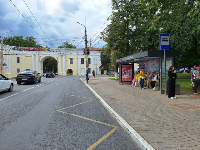 Фотография рекламного носителя, тип: Остановка 1.8x1.2, адрес: Старый Торг пл., Калуга, Калужская область, Россия. Сторона A1-А5 №992660