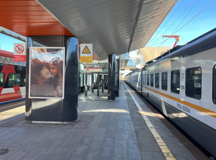 Фотография рекламного носителя, тип: Ситиформат 1.8x1.2, адрес: Опалиха ст., третья опора от эскалатора, направлена к выходу, Московская область, Россия. Сторона А №1327060