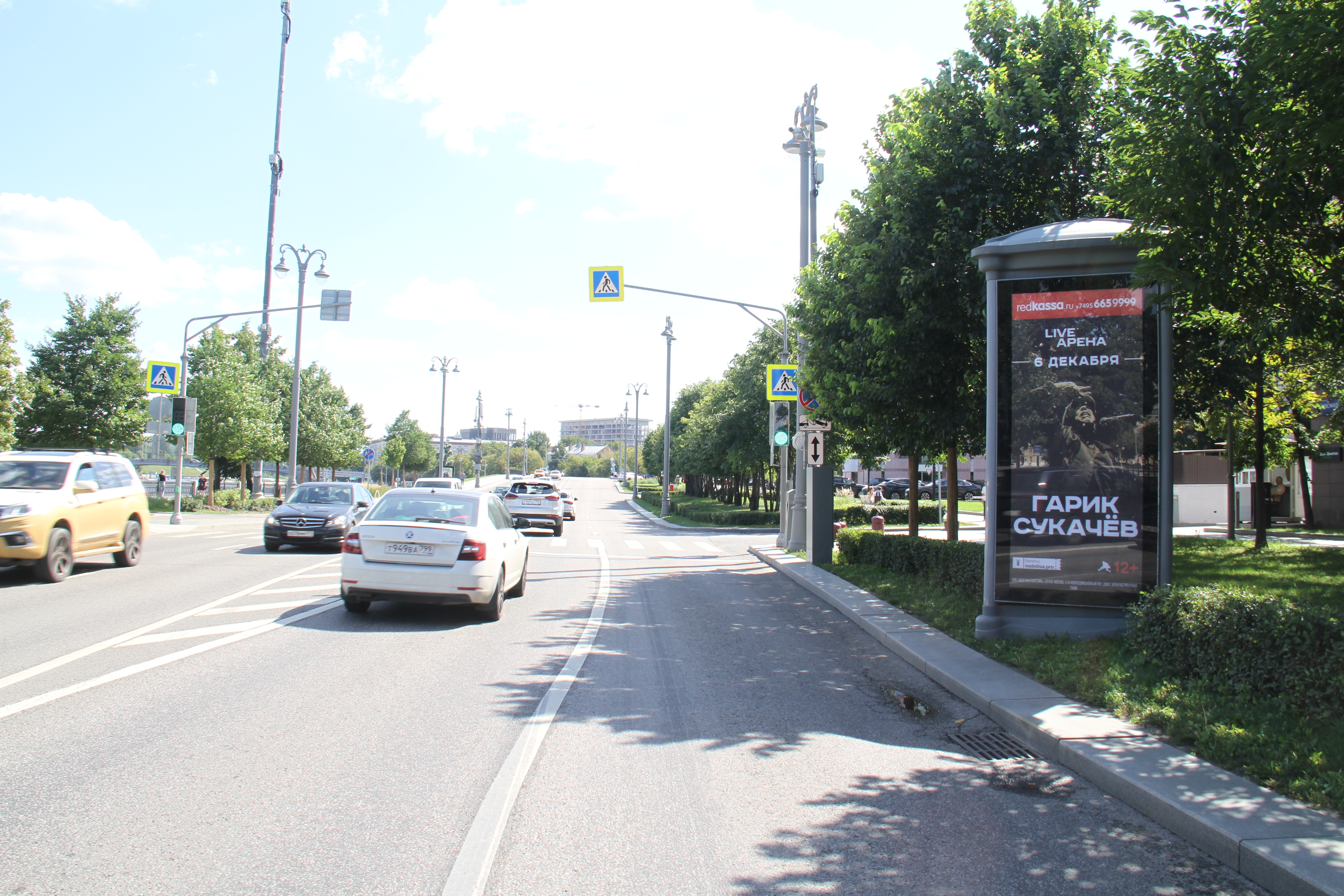 Фотография рекламного носителя, тип: Пиллар 3x1.4, адрес: Космодамианская наб., д.52, корп.8, Москва, Россия. Сторона A1-A3 №262241