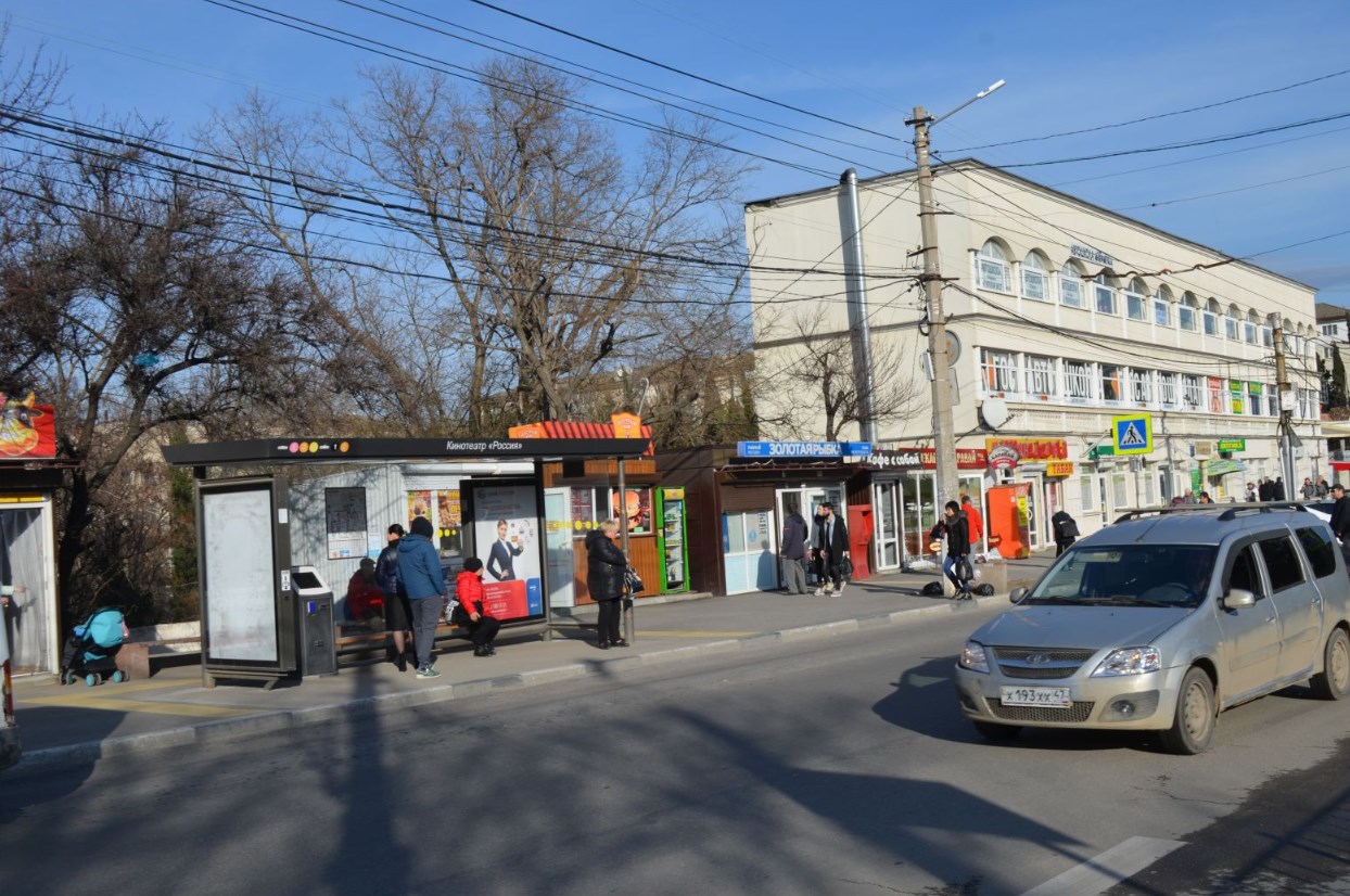 Фотография рекламного носителя, тип: Остановка 1.8x1.2, адрес: Гагарина пр-т., ост. Кинотеатр Россия, поз.1, Севастополь, Россия. Сторона Б1 №721482