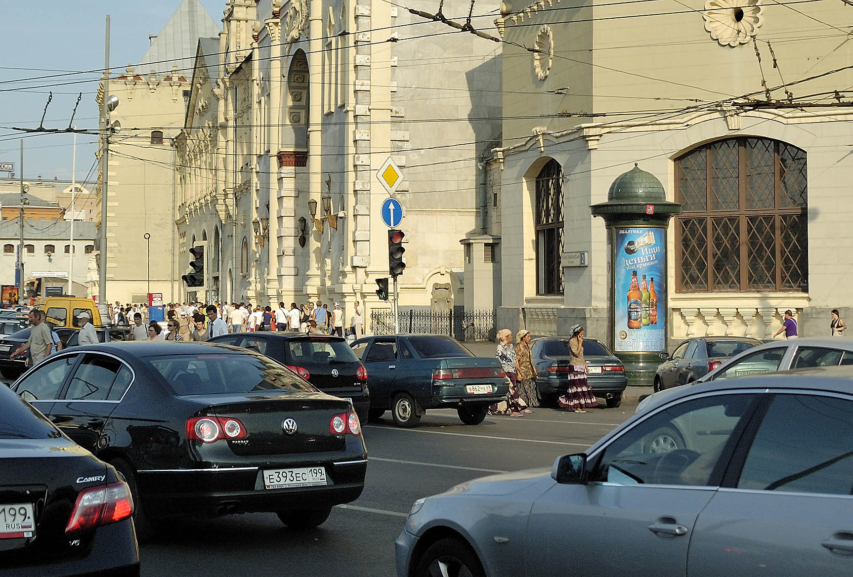 Фотография рекламного носителя, тип: Пиллар 3x1.4, адрес: Комсомольская пл., Москва, Россия. Сторона A №13116