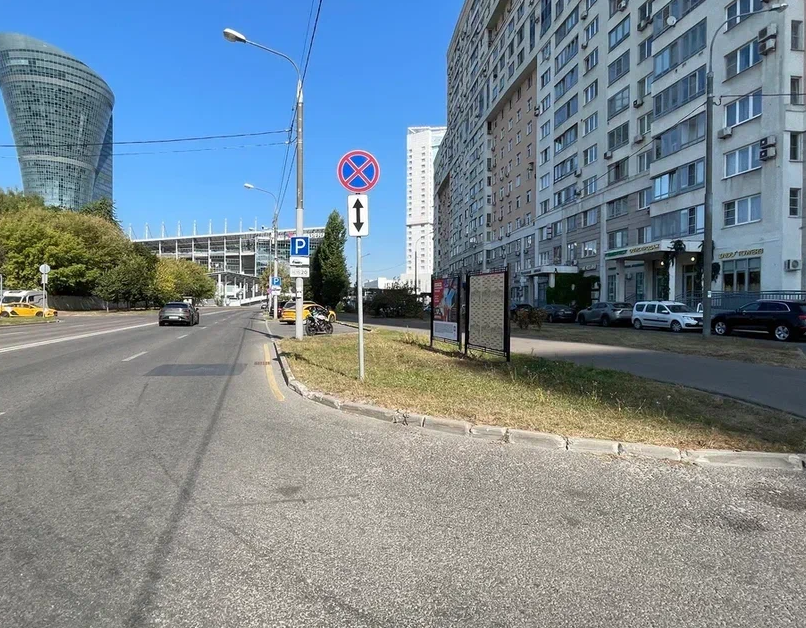 Фотография рекламного носителя, тип: Афиша 1.75x1.8, адрес: Березовой рощи пр-зд., д.10, стенд 1, Москва, Россия. Сторона A №865010