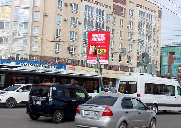 Фотография рекламного носителя, тип: Нестандартный билборд, адрес: Мира пр-т. Х Химиков ул., поз.1, Омск, Омская область, Россия. Сторона Bh1-Bh6 №1042215