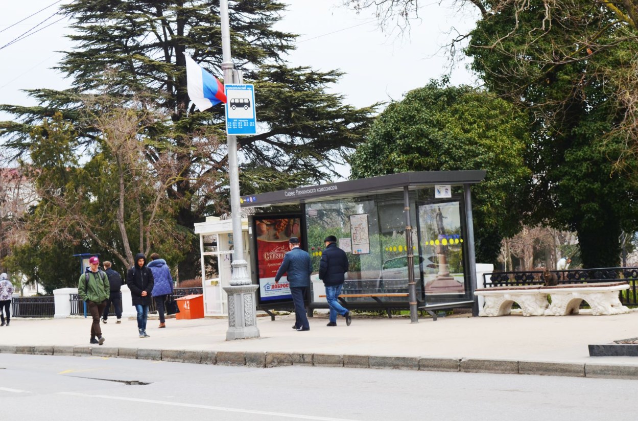 Фотография рекламного носителя, тип: Остановка 1.8x1.2, адрес: Ленина ул., ост. Сквер Ленинского комсомола, Севастополь, Россия. Сторона A6 №721552