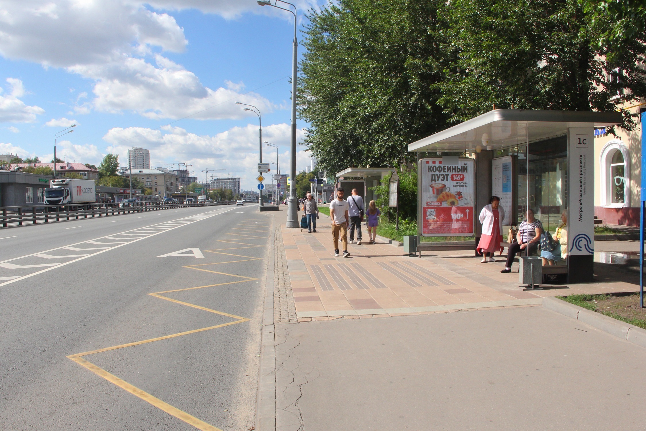 Фотография рекламного носителя, тип: Остановка 1.8x1.2, адрес: Рязанский пр-т., д.77, поз.1, Москва, Россия. Сторона А1 №933577