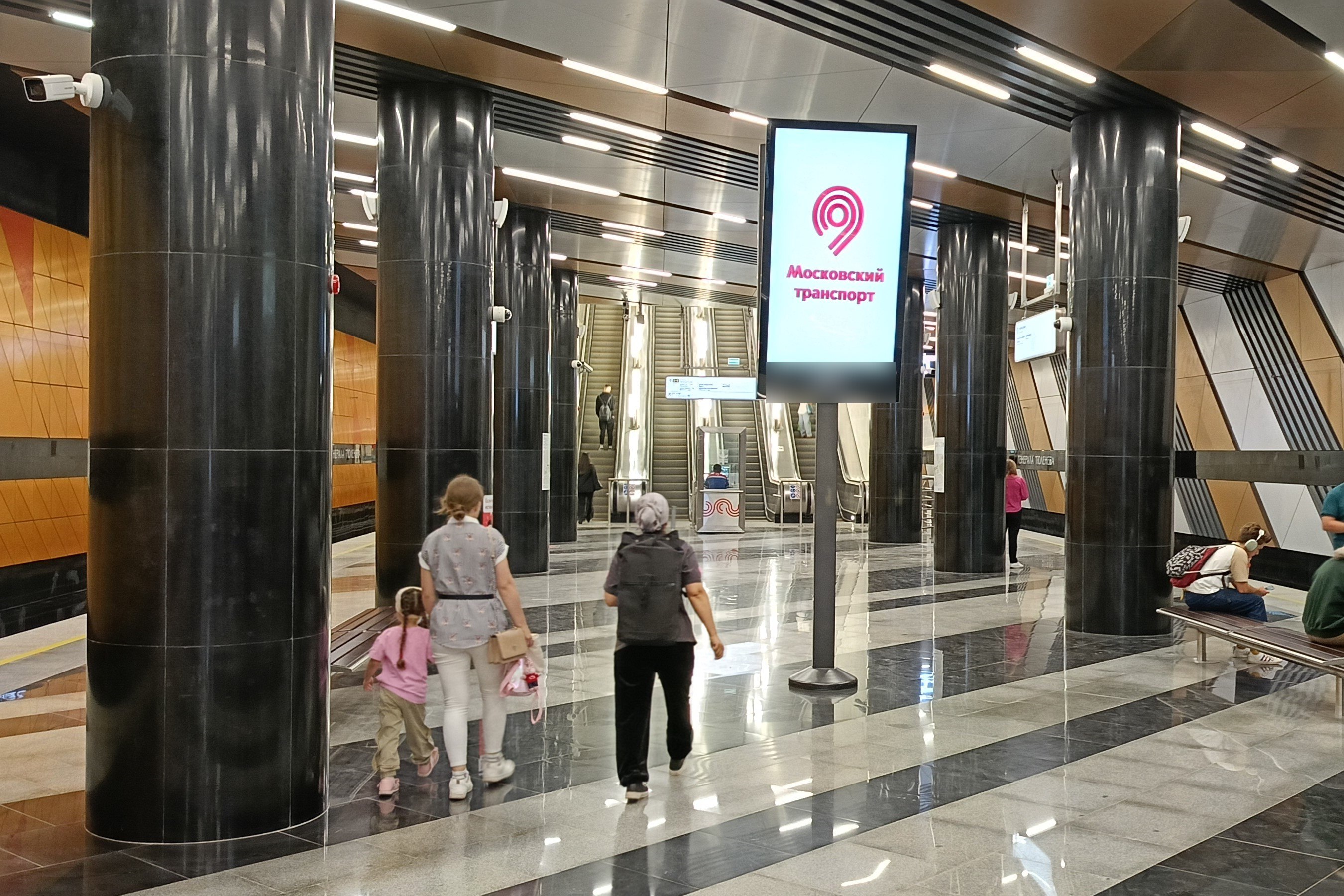 Фотография рекламного носителя, тип: Видеоэкран, адрес: Станция метро «Улица Генерала Тюленева», линия Троицкая, Москва, Россия. Сторона/вариант А2 №1423383