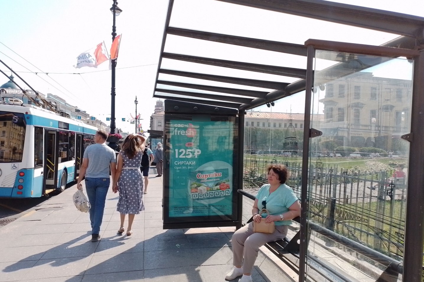 Фотография рекламного носителя, тип: Остановка 1.8x1.2, адрес: Невский пр-т., д.26, поз.1, Санкт-Петербург, Россия. Сторона А1-А5 №140021