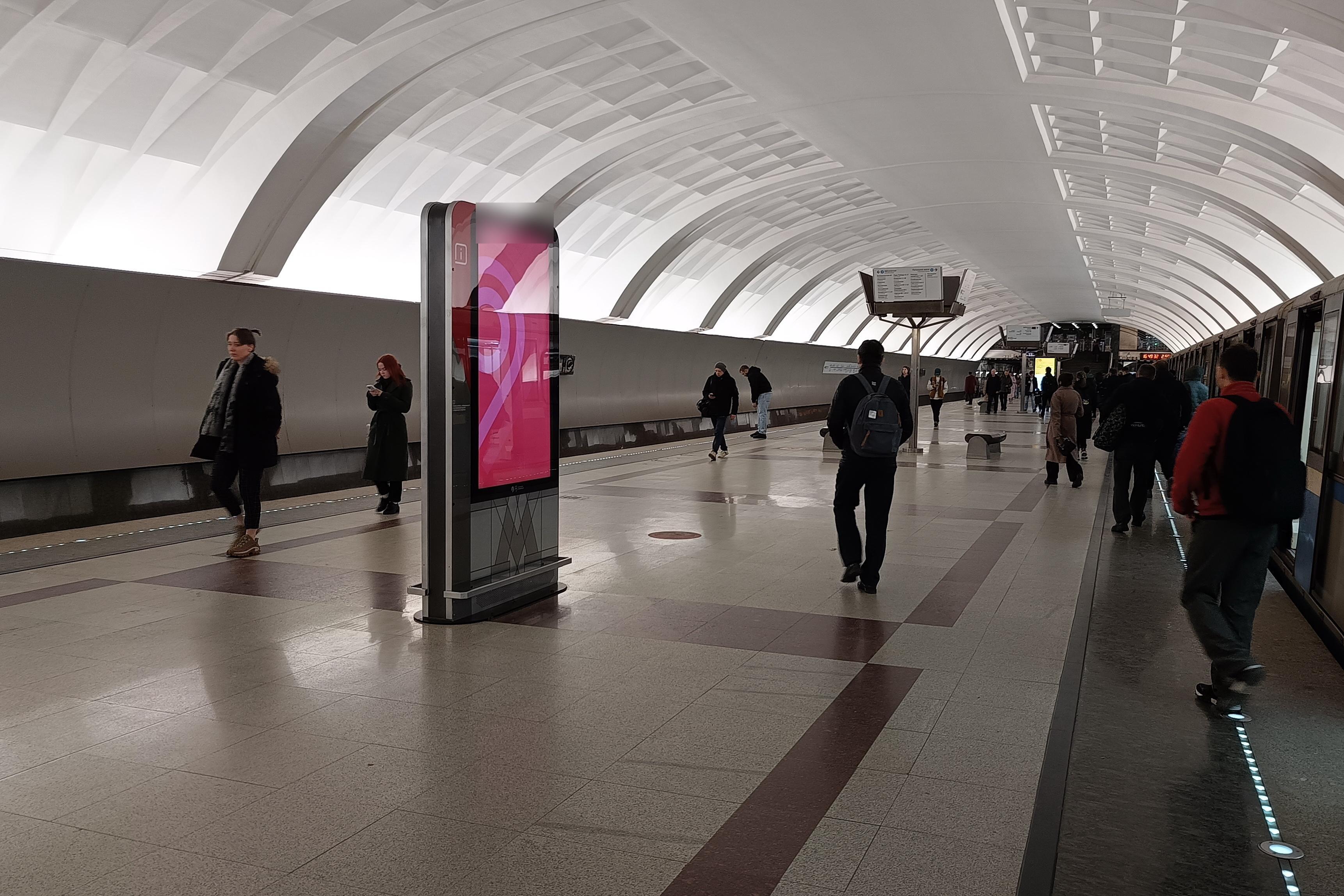 Фотография рекламного носителя, тип: Видеоэкран, адрес: Станция метро «Митино», линия Арбатско-Покровская, Москва, Россия. Сторона/вариант А2 №1423105