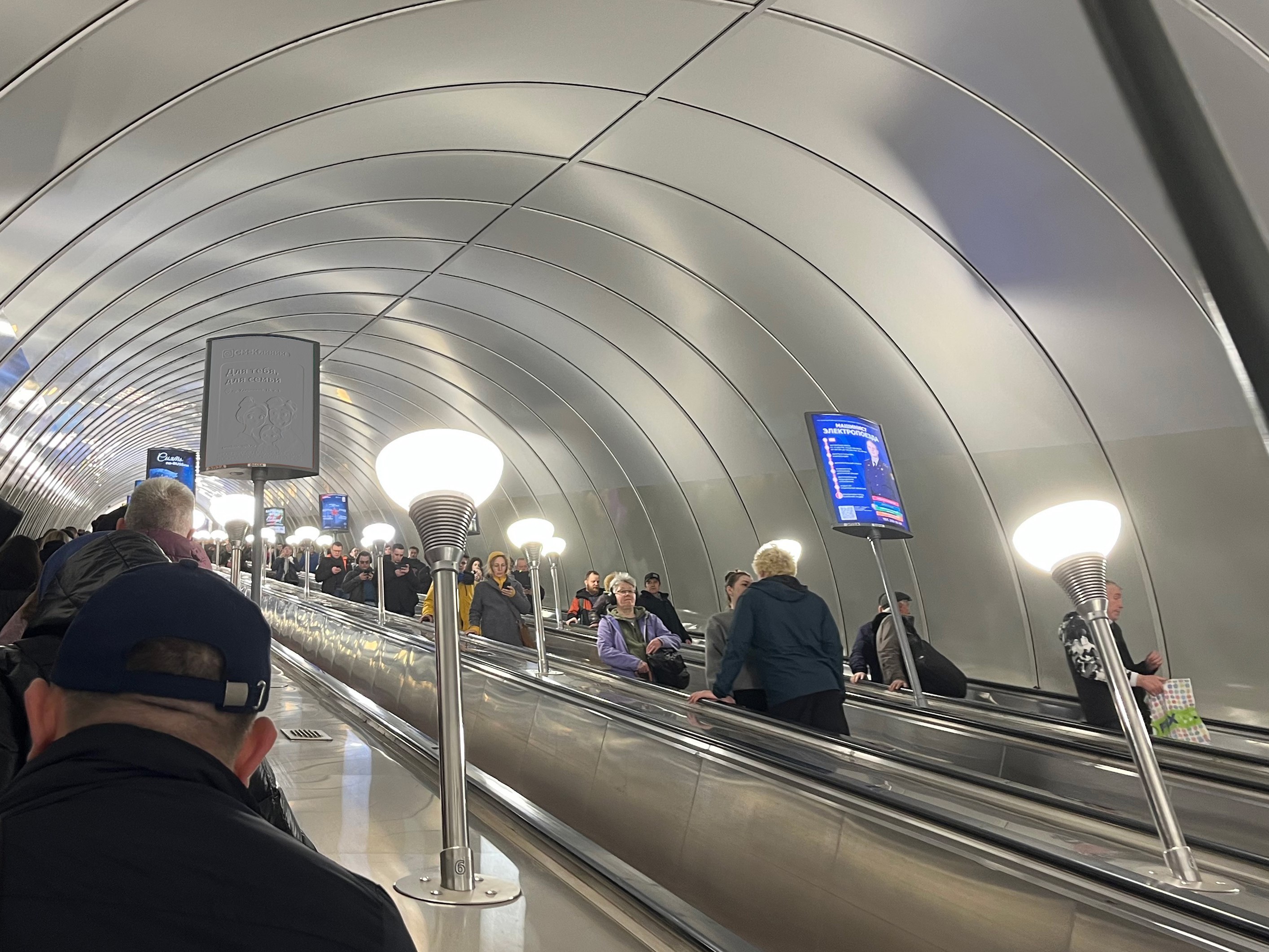 Фотография рекламного носителя, тип: Лайтбокс, адрес: Станция метро «Ладожская», линия Правобережная, Санкт-Петербург, Россия. Сторона/вариант A №1371494