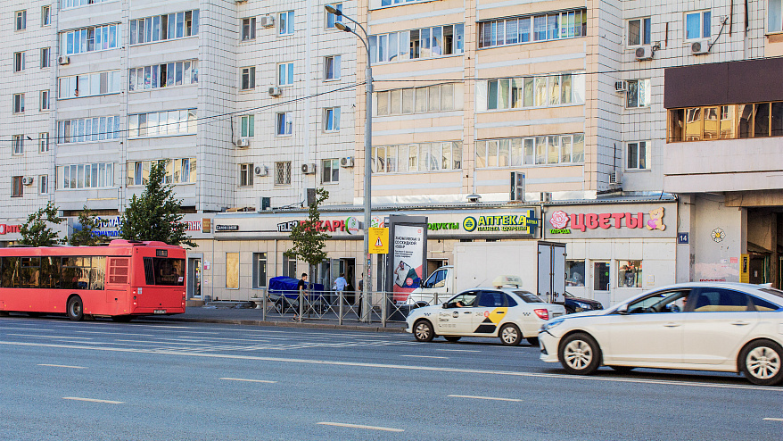 Фотография рекламного носителя, тип: Пиллар 3x1.4, адрес: Вишневского ул., д.14, поз.2, Казань, Республика Татарстан, Россия. Сторона A №686136