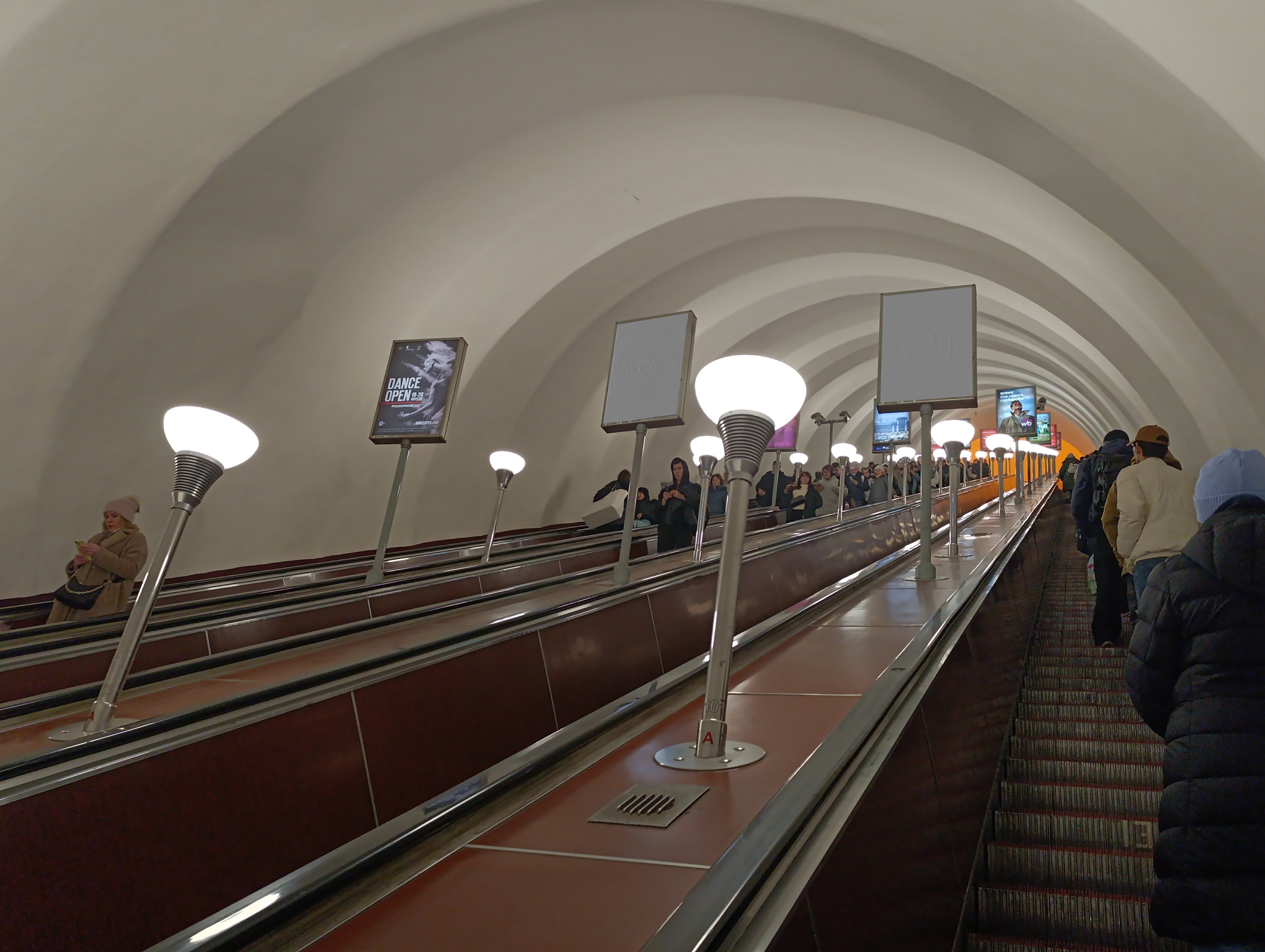 Фотография рекламного носителя, тип: Лайтбокс, адрес: Станция метро «Проспект Просвещения», линия Московско-Петроградская, Санкт-Петербург, Россия. Сторона/вариант А №1606016