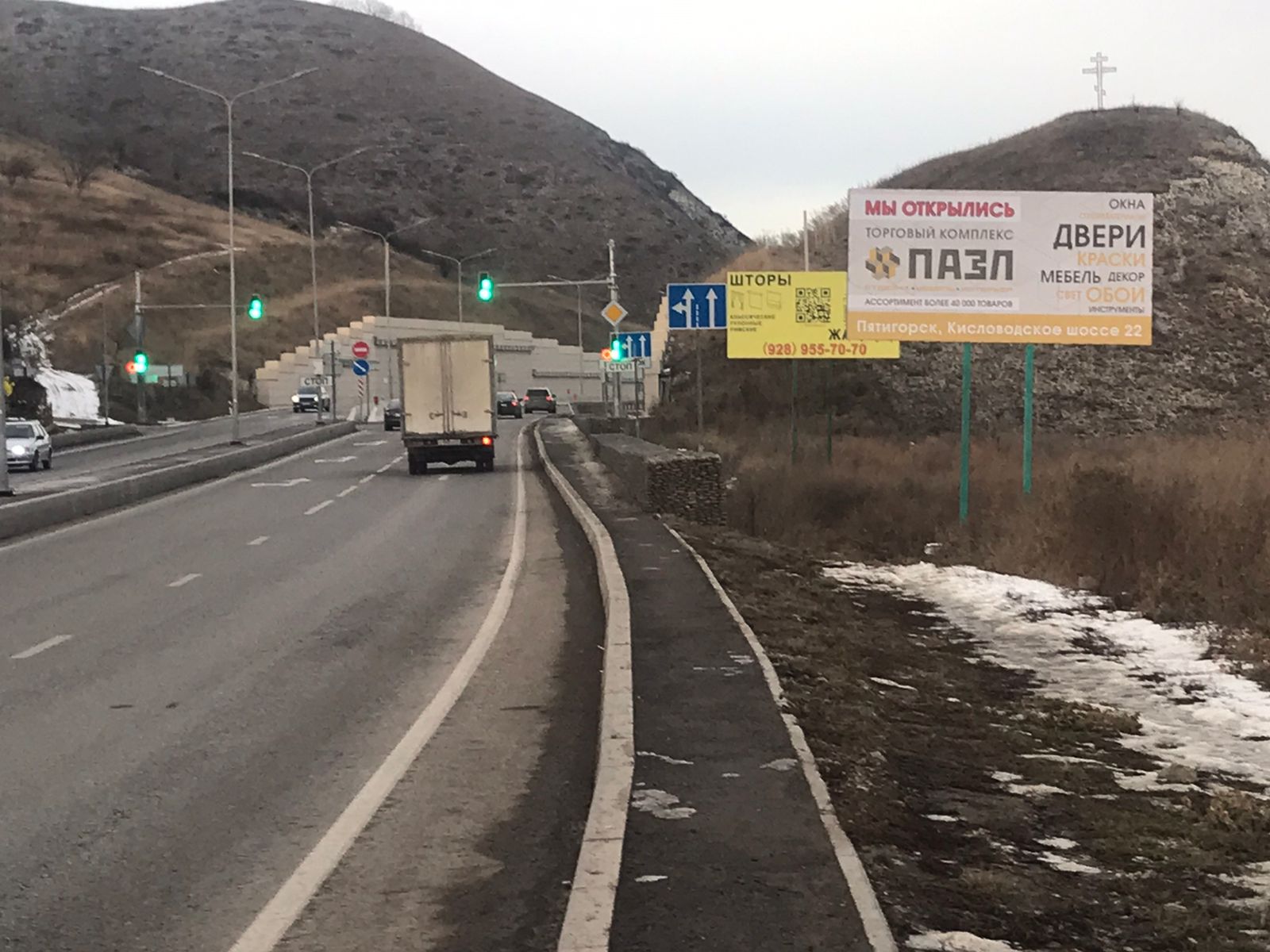 Фотография рекламного носителя, тип: Билборд 3x6, адрес: А-157 Мин-Воды-Кисловодск а/д., 40 750м, Кисловодск, Ставропольский край, Россия. Сторона A №1332603