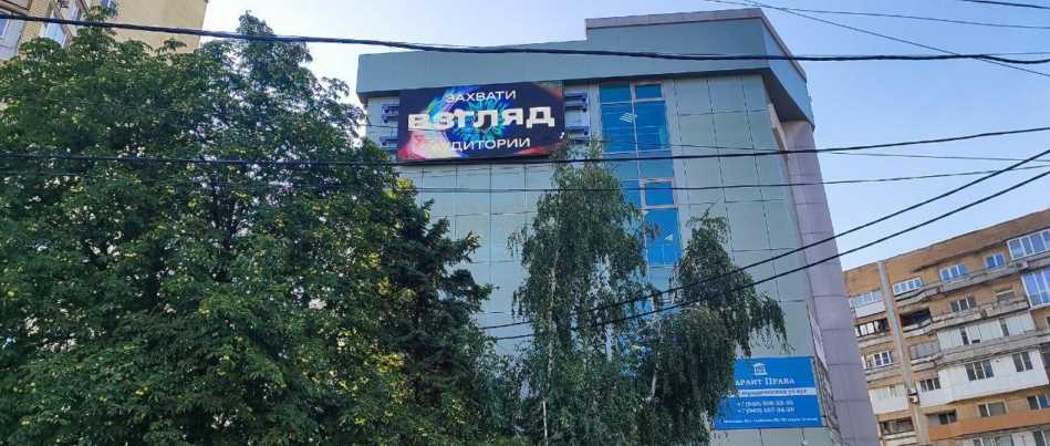 Фотография рекламного носителя, тип: Медиафасад, адрес: Горбачева б-р., д.5Б, Макеевка, Донецкая область, Россия. Сторона А1-А10 №1377494