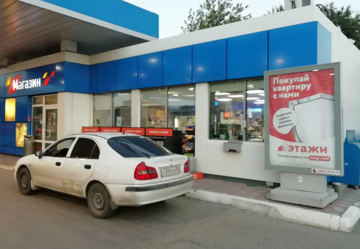 Фотография рекламного носителя, тип: Ситиформат 1.8x1.2, адрес: 10 лет Октября ул., д.180, корп.5, Омск, Омская область, Россия. Сторона А1-А5 №742372