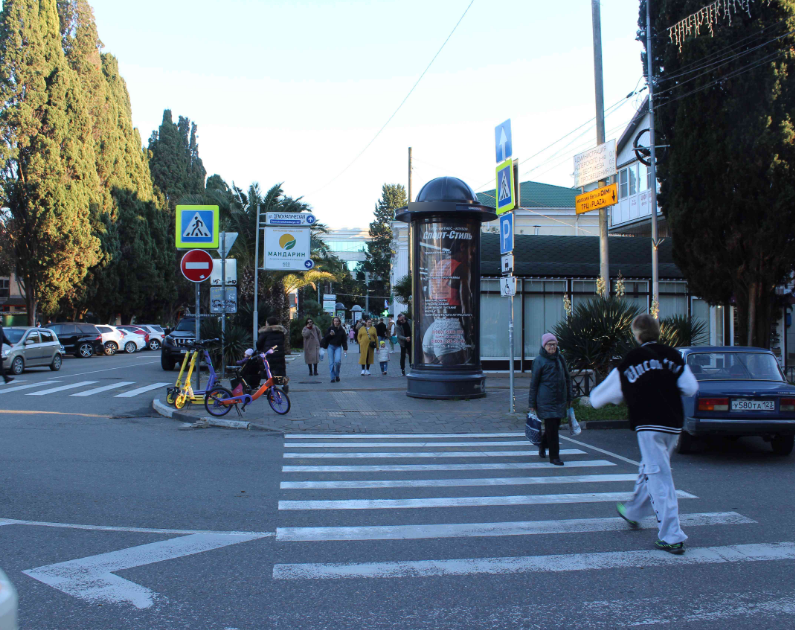 Фотография рекламного носителя, тип: Пиллар 3x1.4, адрес: Кирова ул., отель Мили, Адлер, Краснодарский край, Россия. Сторона А №1056700