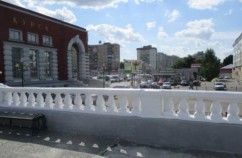 Фотография рекламного носителя, тип: Ситиборд 2.7x3.7, адрес: Привокзальная пл., справа от вокзала, Курск, Курская область, Россия. Сторона А1-А3 №607673