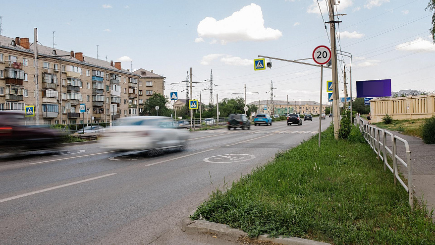 Фотография рекламного носителя, тип: Билборд 3x6, адрес: Московская ул., д.12, Магнитогорск, Челябинская область, Россия. Сторона А №1377524