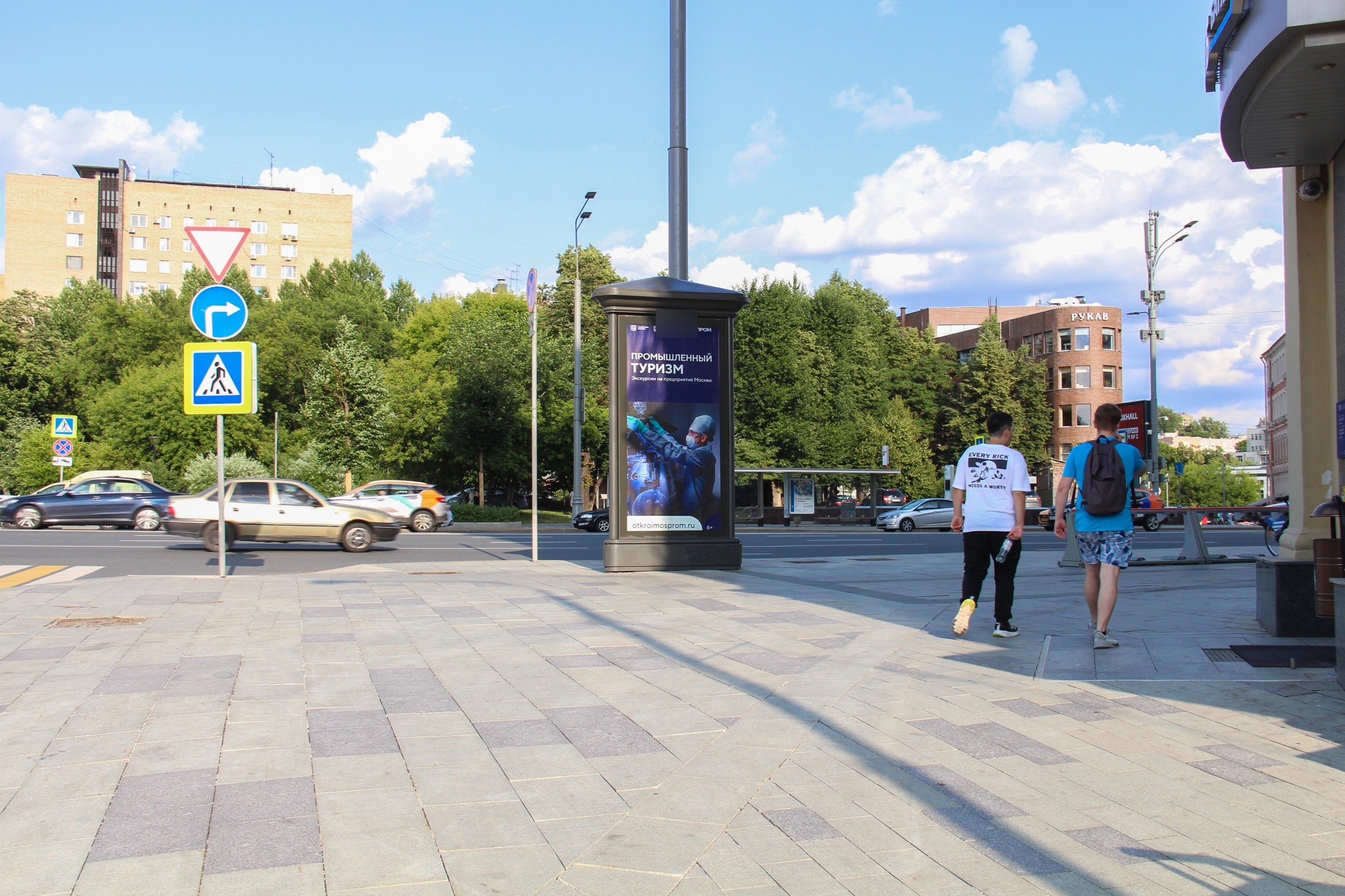 Фотография рекламного носителя, тип: Пиллар 3x1.4, адрес: Земляной Вал ул., д.52/16, cтр.1, Москва, Россия. Сторона С №507814