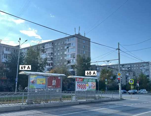 Фотография рекламного носителя, тип: Остановка 1.8x1.2, адрес: Уральская ул., д.59, остановка Учителей, Екатеринбург, Свердловская область, Россия. Сторона А1 №1383642